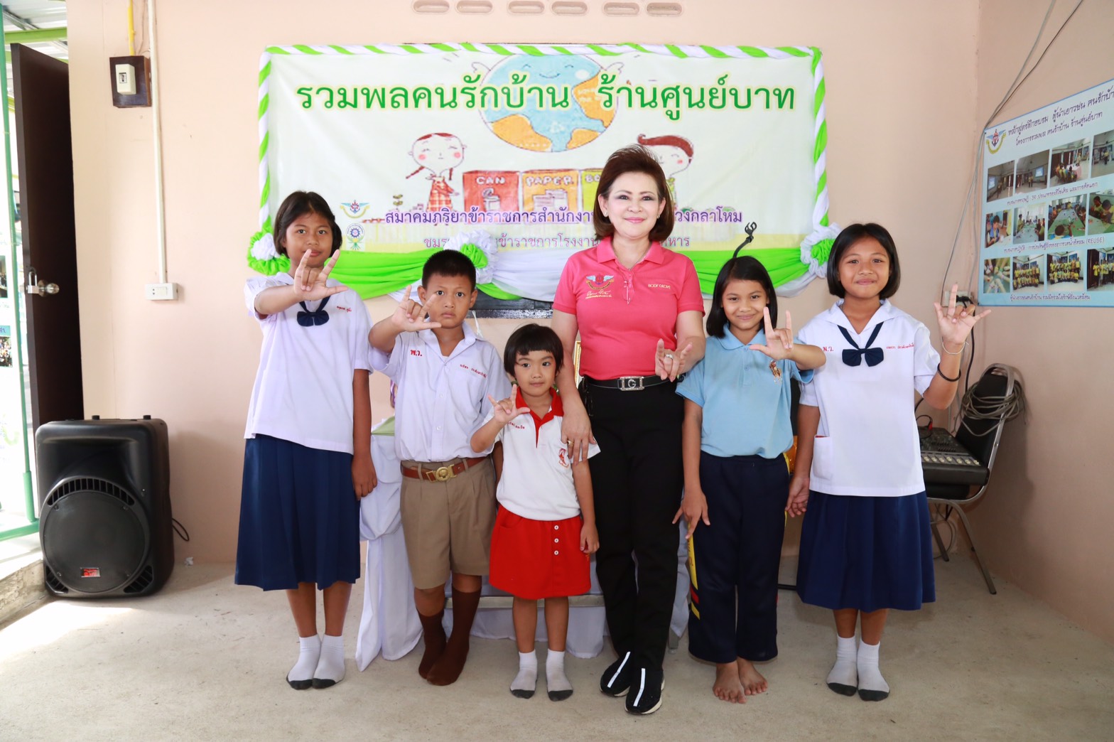 152 นายกสมาคมภริยาฯ นำคณะกรรมการสมาคมภริยาฯ ตรวจเยี่ยมโครงการ"รวมพลคนรักบ้าน ร้านศูนย์บาท" ของ โ...