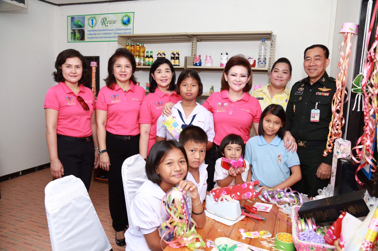 152 นายกสมาคมภริยาฯ นำคณะกรรมการสมาคมภริยาฯ ตรวจเยี่ยมโครงการ"รวมพลคนรักบ้าน ร้านศูนย์บาท" ของ โรงงานวัตถุระเบิดทหาร จังหวัดนครสวรรค์