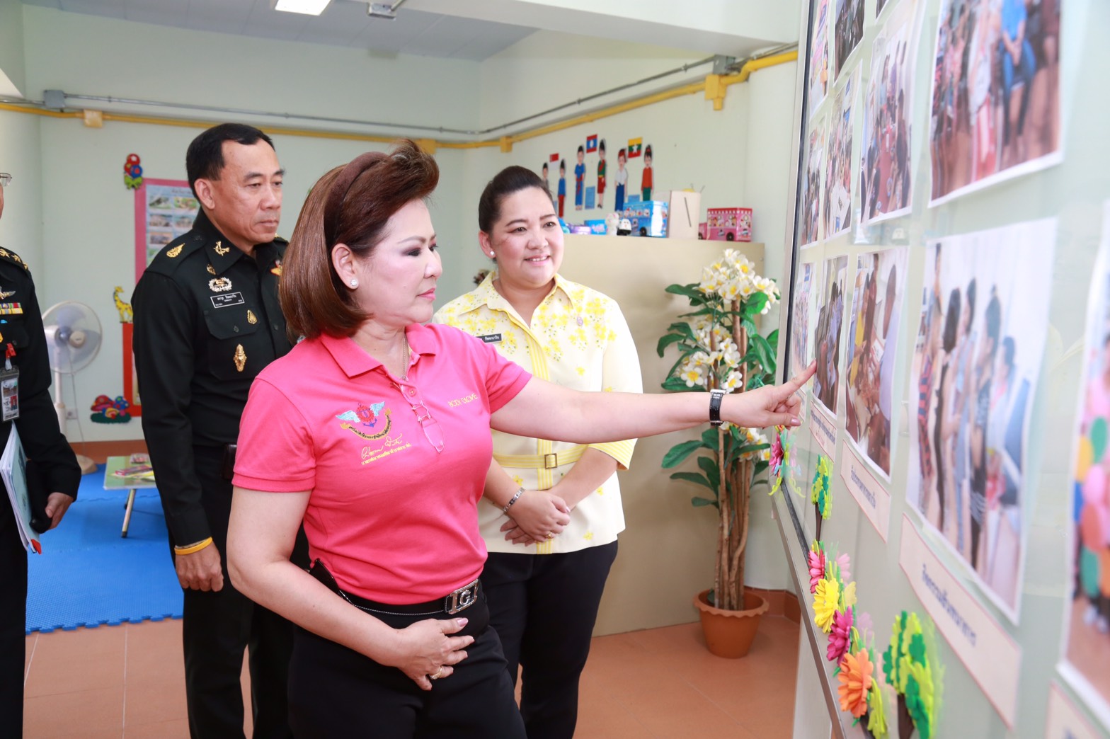 153 นายกสมาคมภริยาฯ นำคณะกรรมการสมาคมภริยาฯ ตรวจเยี่ยมศูนย์ส่งเสริมความรู้สู่อนาคต โรงงานวัตถุระเบิดทหาร จังหวัดนครสวรรค์