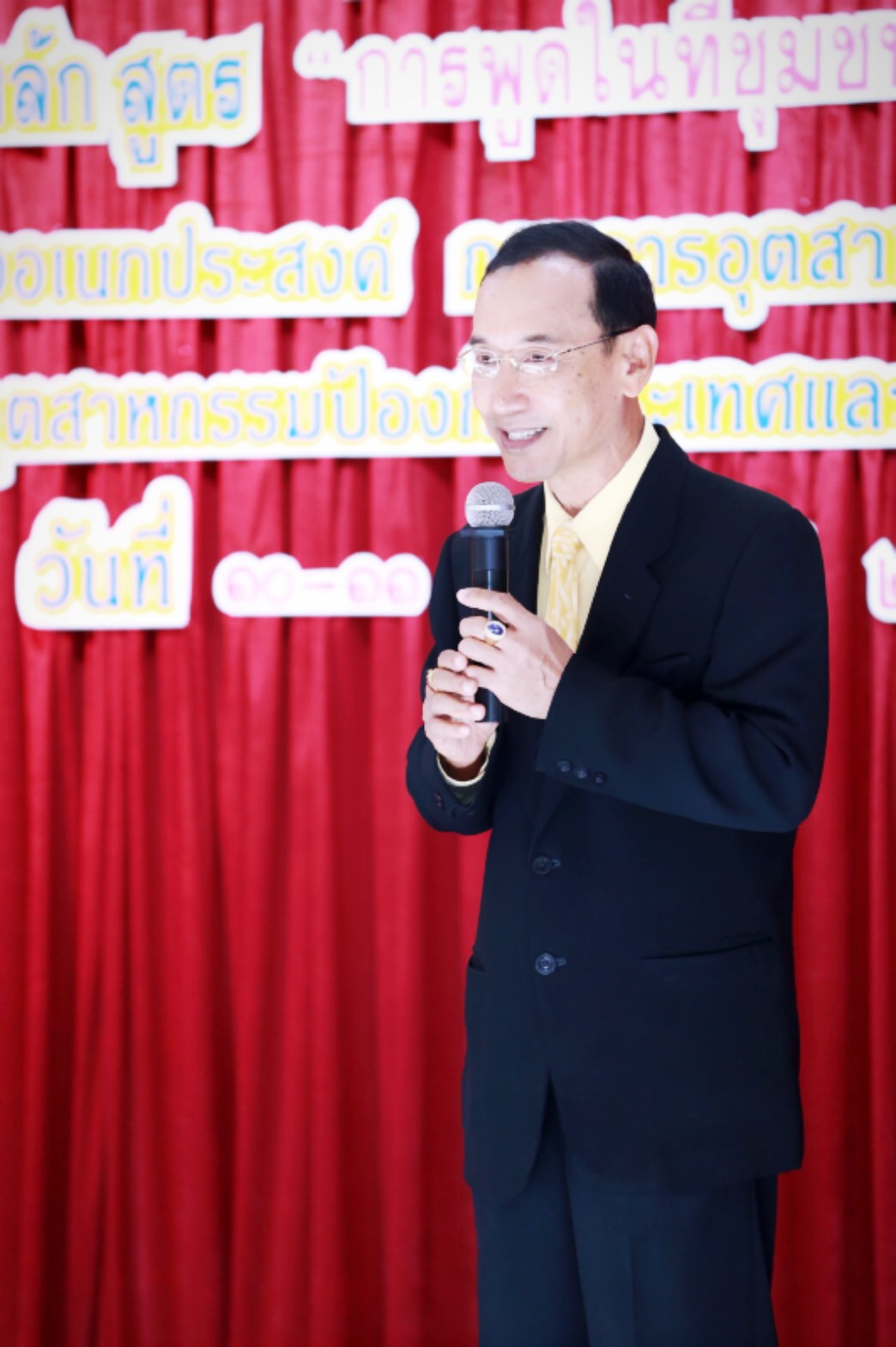 154 สมาคมภริยาฯ ร่วมกับสถาบันกันตะบุตร ได้จัดอบรมบุคลิกภาพและการพูด "หลักสูตรการพูดในที่ชุมชนสำหรับผู้บริหาร" ให้กับสมาชิกสมาคมภริยาฯ (คณะกรรมการและสมาชิกข้าราชการในสังกัด สป.รุ่นที่ 1) ณ ห้องเอนกประสงค์ กรมการอุตสาหกรรมทหาร
