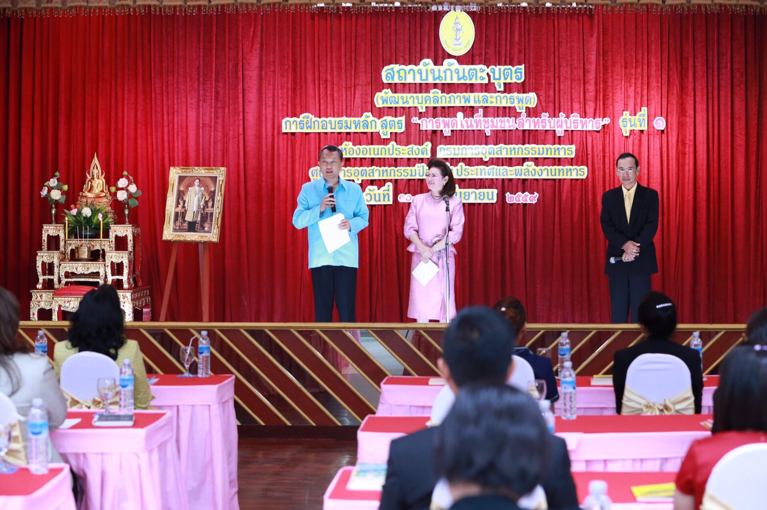 154 สมาคมภริยาฯ ร่วมกับสถาบันกันตะบุตร ได้จัดอบรมบุคลิกภาพและการพูด "หลักสูตรการพูดในที่ชุมชนสำหรับผู้บริหาร" ให้กับสมาชิกสมาคมภริยาฯ (คณะกรรมการและสมาชิกข้าราชการในสังกัด สป.รุ่นที่ 1) ณ ห้องเอนกประสงค์ กรมการอุตสาหกรรมทหาร