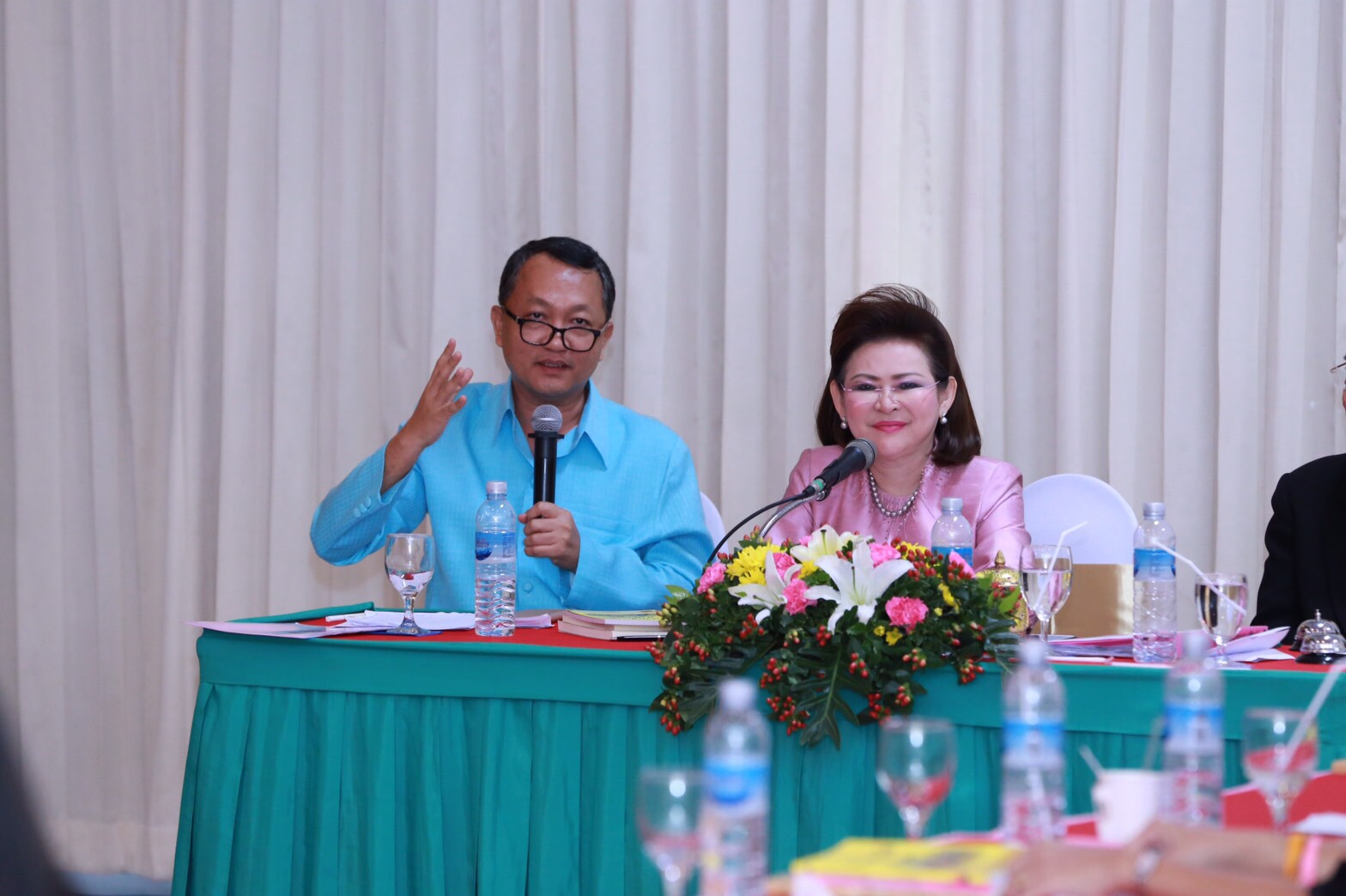 154 สมาคมภริยาฯ ร่วมกับสถาบันกันตะบุตร ได้จัดอบรมบุคลิกภาพและการพูด "หลักสูตรการพูดในที่ชุมชนสำหรับผู้บริหาร" ให้กับสมาชิกสมาคมภริยาฯ (คณะกรรมการและสมาชิกข้าราชการในสังกัด สป.รุ่นที่ 1) ณ ห้องเอนกประสงค์ กรมการอุตสาหกรรมทหาร
