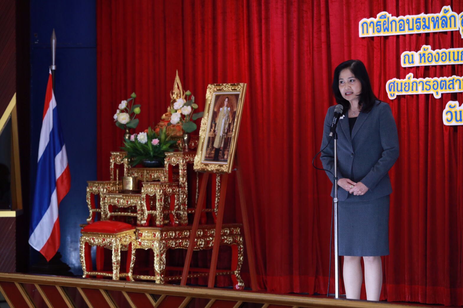 154 สมาคมภริยาฯ ร่วมกับสถาบันกันตะบุตร ได้จัดอบรมบุคลิกภาพและการพูด "หลักสูตรการพูดในที่ชุมชนสำหรับผู้บริหาร" ให้กับสมาชิกสมาคมภริยาฯ (คณะกรรมการและสมาชิกข้าราชการในสังกัด สป.รุ่นที่ 1) ณ ห้องเอนกประสงค์ กรมการอุตสาหกรรมทหาร