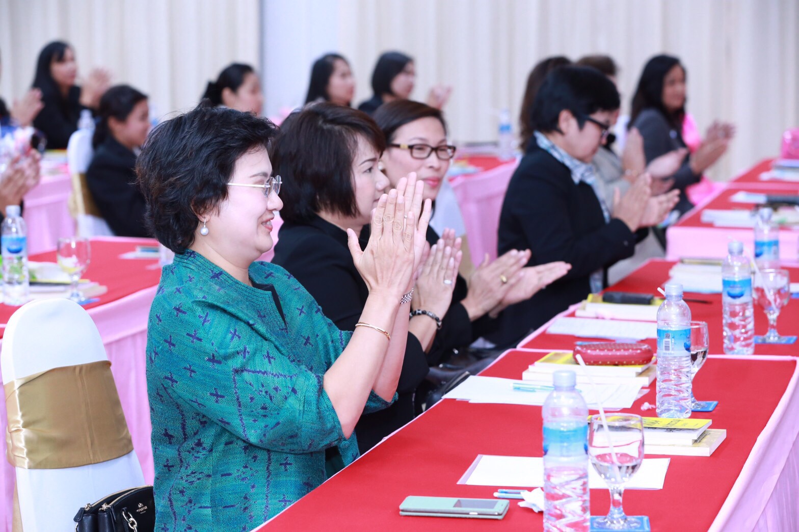 154 สมาคมภริยาฯ ร่วมกับสถาบันกันตะบุตร ได้จัดอบรมบุคลิกภาพและการพูด "หลักสูตรการพูดในที่ชุมชนสำหรับผู้บริหาร" ให้กับสมาชิกสมาคมภริยาฯ (คณะกรรมการและสมาชิกข้าราชการในสังกัด สป.รุ่นที่ 1) ณ ห้องเอนกประสงค์ กรมการอุตสาหกรรมทหาร
