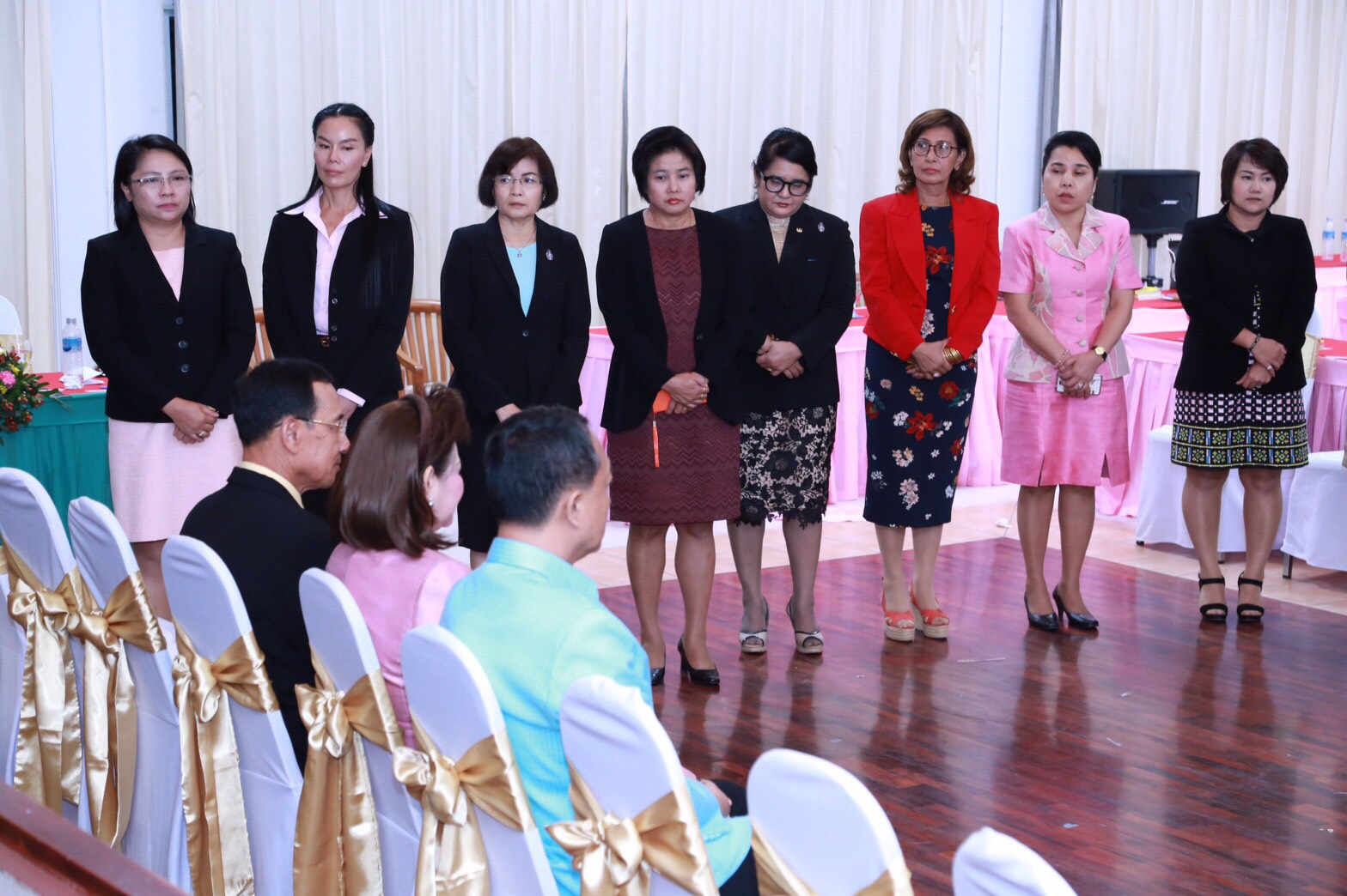 154 สมาคมภริยาฯ ร่วมกับสถาบันกันตะบุตร ได้จัดอบรมบุคลิกภาพและการพูด "หลักสูตรการพูดในที่ชุมชนสำหรับผู้บริหาร" ให้กับสมาชิกสมาคมภริยาฯ (คณะกรรมการและสมาชิกข้าราชการในสังกัด สป.รุ่นที่ 1) ณ ห้องเอนกประสงค์ กรมการอุตสาหกรรมทหาร
