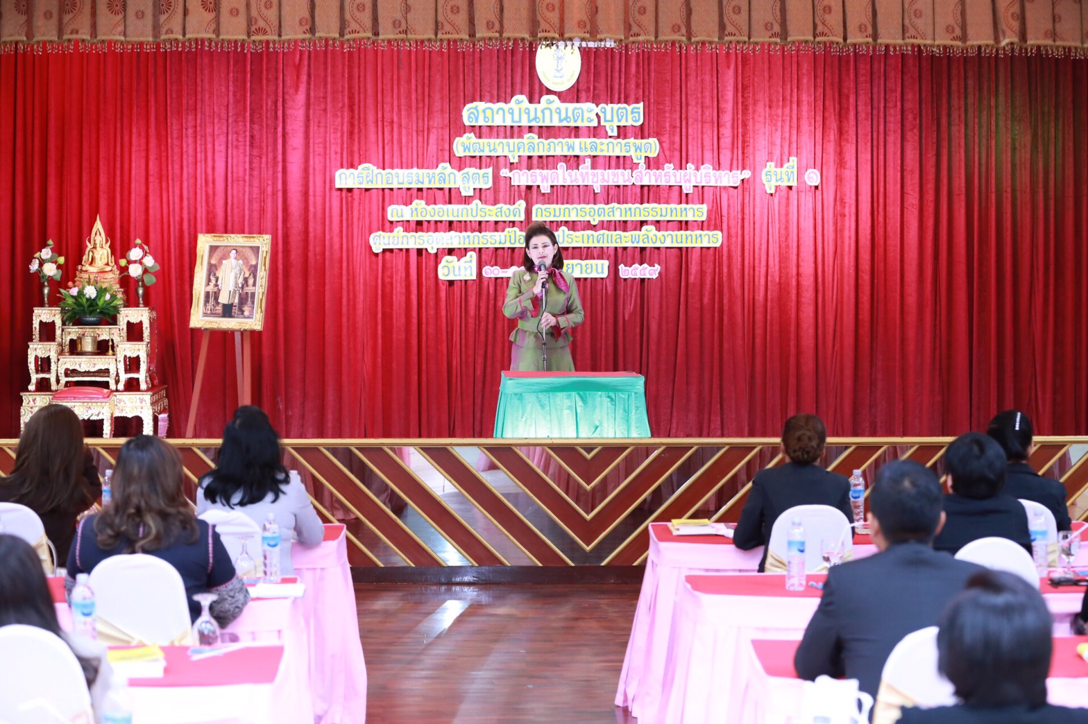 154 สมาคมภริยาฯ ร่วมกับสถาบันกันตะบุตร ได้จัดอบรมบุคลิกภาพและการพูด "หลักสูตรการพูดในที่ชุมชนสำหรับผู้บริหาร" ให้กับสมาชิกสมาคมภริยาฯ (คณะกรรมการและสมาชิกข้าราชการในสังกัด สป.รุ่นที่ 1) ณ ห้องเอนกประสงค์ กรมการอุตสาหกรรมทหาร
