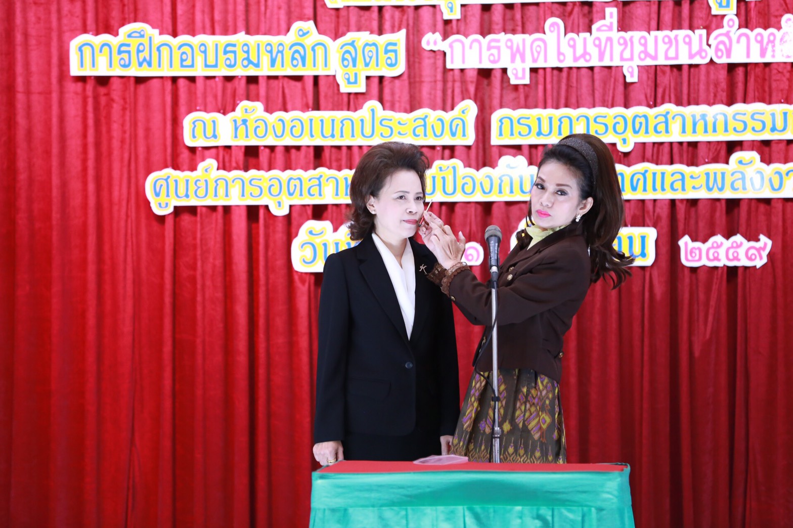 154 สมาคมภริยาฯ ร่วมกับสถาบันกันตะบุตร ได้จัดอบรมบุคลิกภาพและการพูด "หลักสูตรการพูดในที่ชุมชนสำหรับผู้บริหาร" ให้กับสมาชิกสมาคมภริยาฯ (คณะกรรมการและสมาชิกข้าราชการในสังกัด สป.รุ่นที่ 1) ณ ห้องเอนกประสงค์ กรมการอุตสาหกรรมทหาร