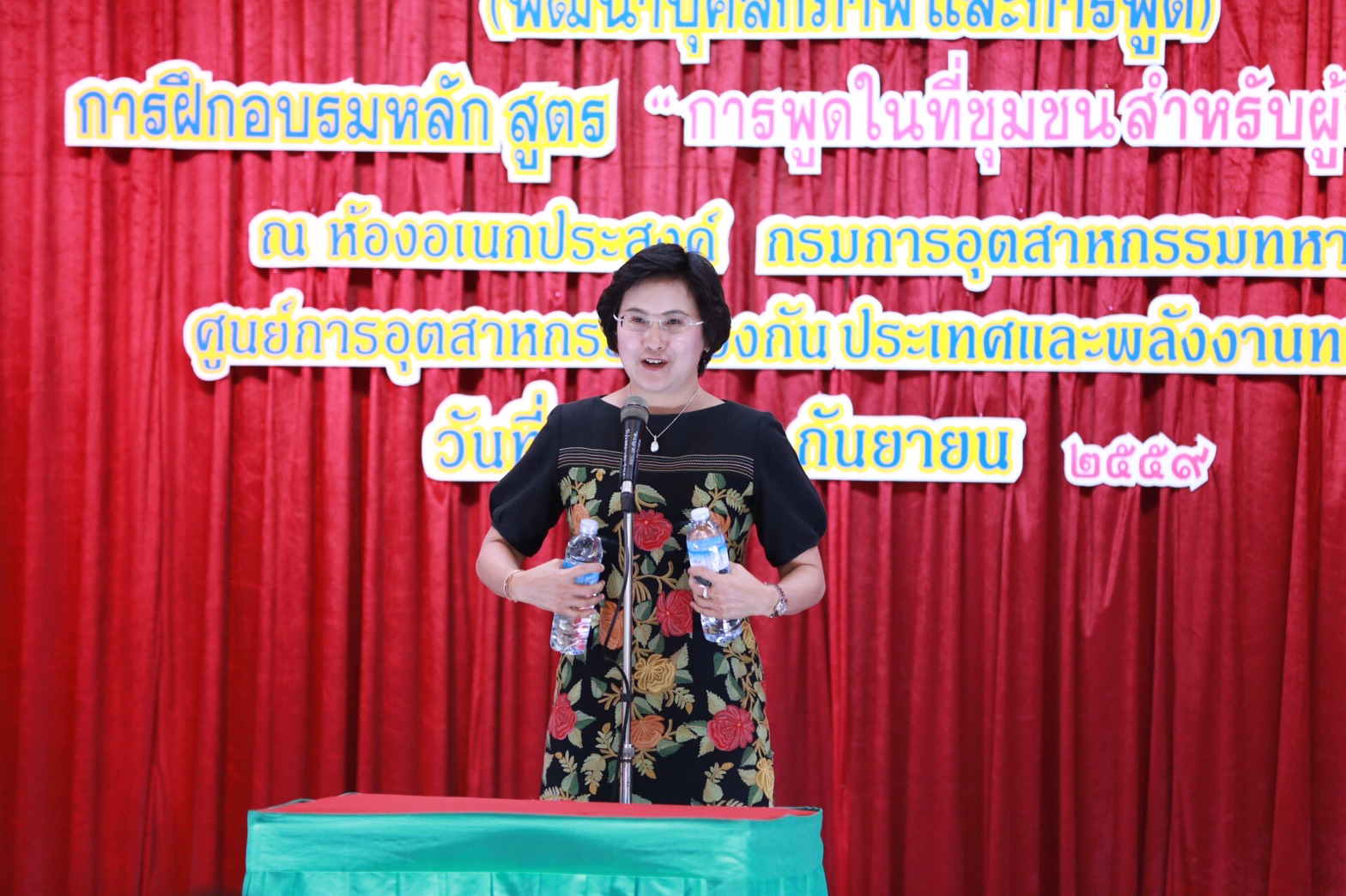 154 สมาคมภริยาฯ ร่วมกับสถาบันกันตะบุตร ได้จัดอบรมบุคลิกภาพและการพูด "หลักสูตรการพูดในที่ชุมชนสำหรับผู้บริหาร" ให้กับสมาชิกสมาคมภริยาฯ (คณะกรรมการและสมาชิกข้าราชการในสังกัด สป.รุ่นที่ 1) ณ ห้องเอนกประสงค์ กรมการอุตสาหกรรมทหาร