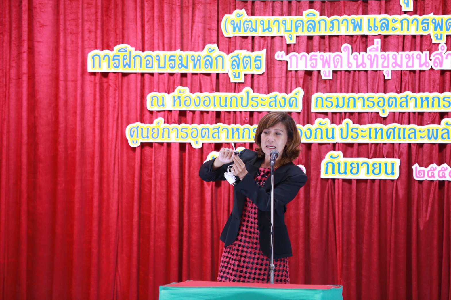 154 สมาคมภริยาฯ ร่วมกับสถาบันกันตะบุตร ได้จัดอบรมบุคลิกภาพและการพูด "หลักสูตรการพูดในที่ชุมชนสำหรับผู้บริหาร" ให้กับสมาชิกสมาคมภริยาฯ (คณะกรรมการและสมาชิกข้าราชการในสังกัด สป.รุ่นที่ 1) ณ ห้องเอนกประสงค์ กรมการอุตสาหกรรมทหาร