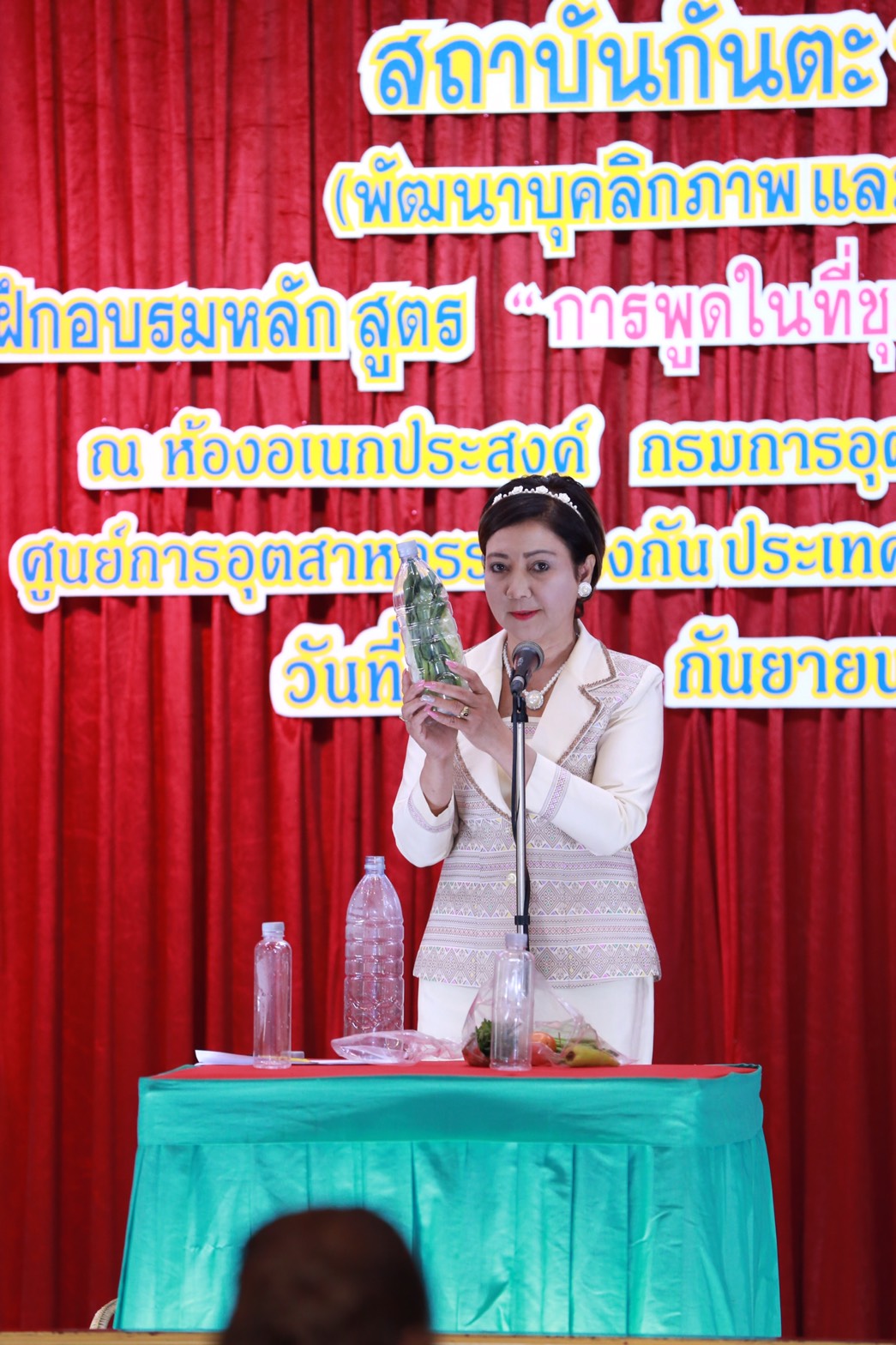 154 สมาคมภริยาฯ ร่วมกับสถาบันกันตะบุตร ได้จัดอบรมบุคลิกภาพและการพูด "หลักสูตรการพูดในที่ชุมชนสำหรับผู้บริหาร" ให้กับสมาชิกสมาคมภริยาฯ (คณะกรรมการและสมาชิกข้าราชการในสังกัด สป.รุ่นที่ 1) ณ ห้องเอนกประสงค์ กรมการอุตสาหกรรมทหาร