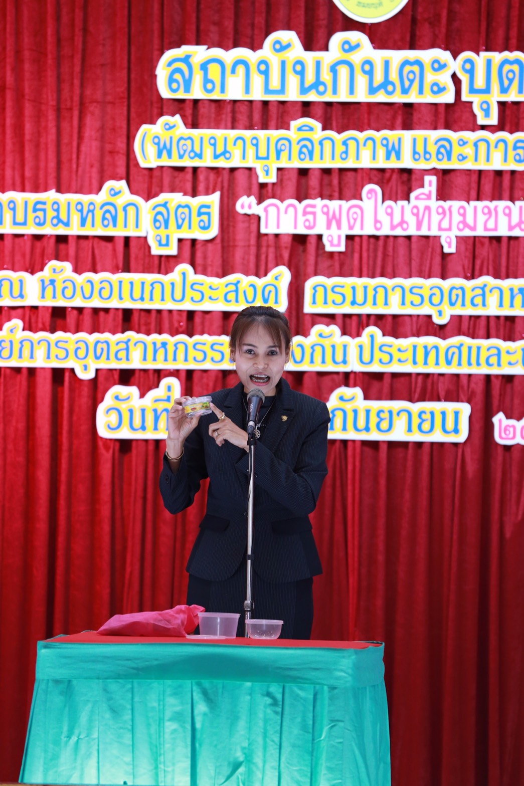 154 สมาคมภริยาฯ ร่วมกับสถาบันกันตะบุตร ได้จัดอบรมบุคลิกภาพและการพูด "หลักสูตรการพูดในที่ชุมชนสำหรับผู้บริหาร" ให้กับสมาชิกสมาคมภริยาฯ (คณะกรรมการและสมาชิกข้าราชการในสังกัด สป.รุ่นที่ 1) ณ ห้องเอนกประสงค์ กรมการอุตสาหกรรมทหาร