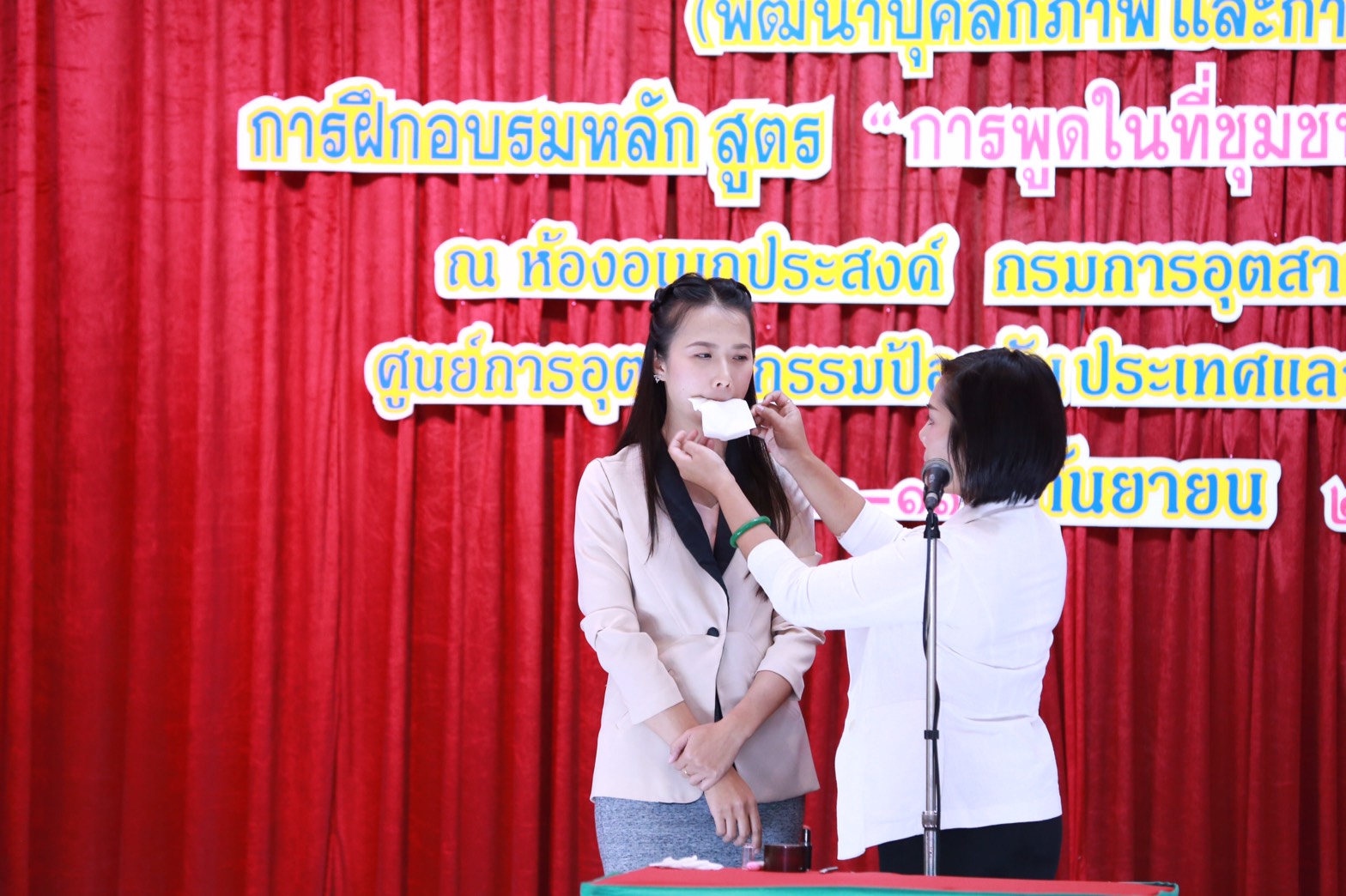154 สมาคมภริยาฯ ร่วมกับสถาบันกันตะบุตร ได้จัดอบรมบุคลิกภาพและการพูด "หลักสูตรการพูดในที่ชุมชนสำหรับผู้บริหาร" ให้กับสมาชิกสมาคมภริยาฯ (คณะกรรมการและสมาชิกข้าราชการในสังกัด สป.รุ่นที่ 1) ณ ห้องเอนกประสงค์ กรมการอุตสาหกรรมทหาร