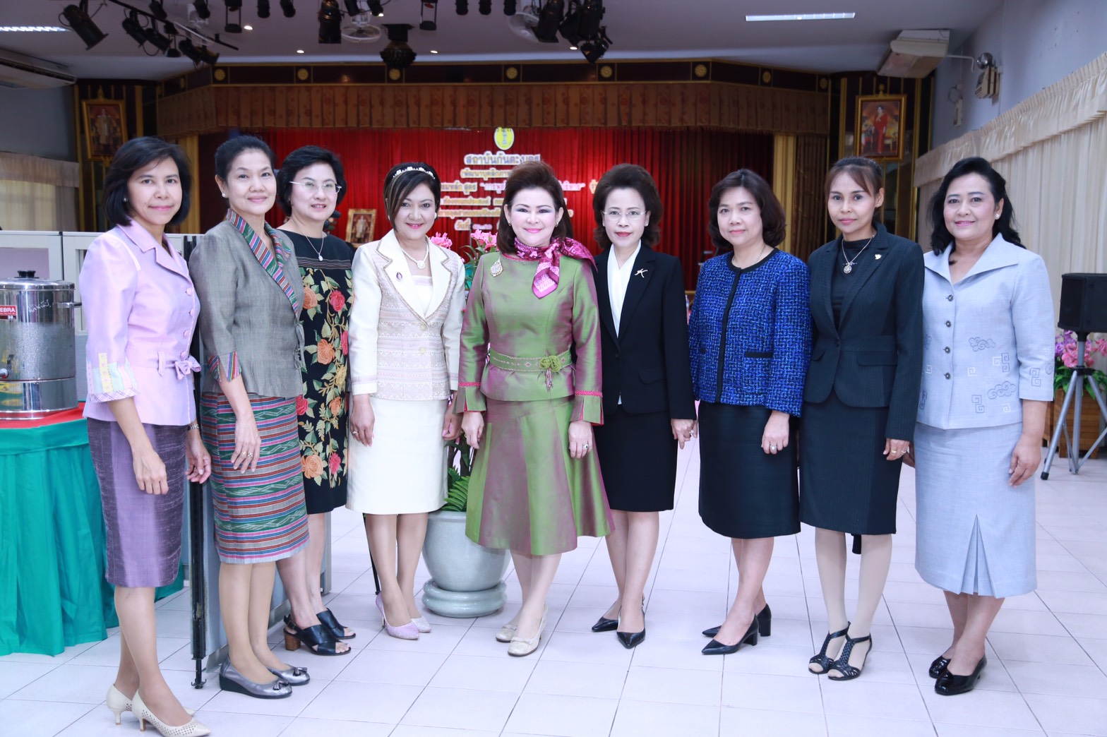 154 สมาคมภริยาฯ ร่วมกับสถาบันกันตะบุตร ได้จัดอบรมบุคลิกภาพและการพูด "หลักสูตรการพูดในที่ชุมชนสำหรับผู้บริหาร" ให้กับสมาชิกสมาคมภริยาฯ (คณะกรรมการและสมาชิกข้าราชการในสังกัด สป.รุ่นที่ 1) ณ ห้องเอนกประสงค์ กรมการอุตสาหกรรมทหาร