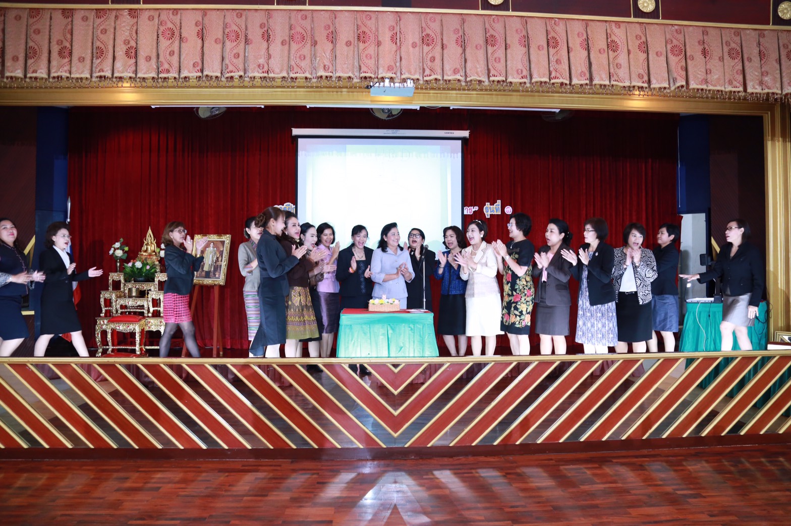 154 สมาคมภริยาฯ ร่วมกับสถาบันกันตะบุตร ได้จัดอบรมบุคลิกภาพและการพูด "หลักสูตรการพูดในที่ชุมชนสำหรับผู้บริหาร" ให้กับสมาชิกสมาคมภริยาฯ (คณะกรรมการและสมาชิกข้าราชการในสังกัด สป.รุ่นที่ 1) ณ ห้องเอนกประสงค์ กรมการอุตสาหกรรมทหาร