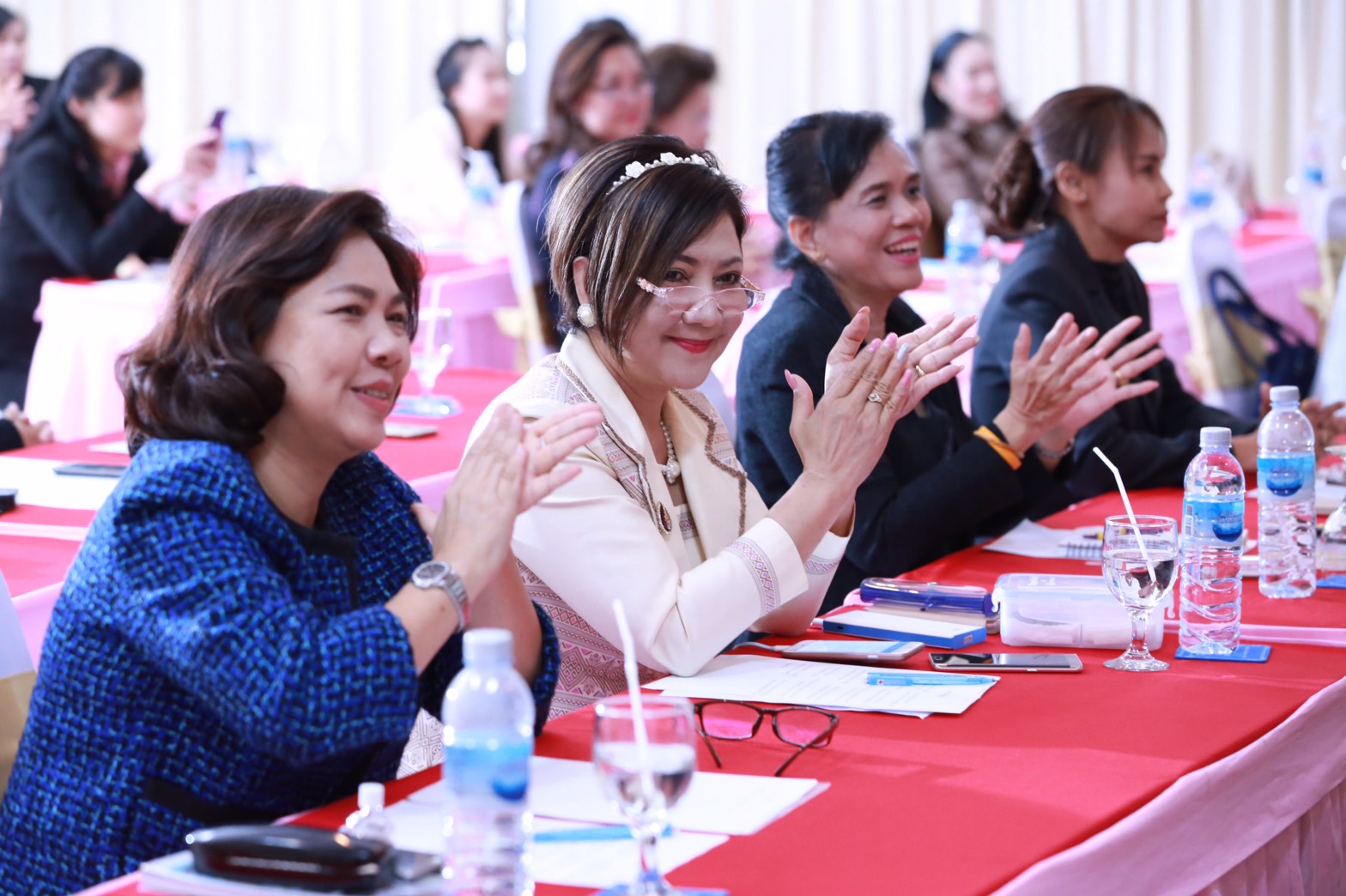 154 สมาคมภริยาฯ ร่วมกับสถาบันกันตะบุตร ได้จัดอบรมบุคลิกภาพและการพูด "หลักสูตรการพูดในที่ชุมชนสำหรับผู้บริหาร" ให้กับสมาชิกสมาคมภริยาฯ (คณะกรรมการและสมาชิกข้าราชการในสังกัด สป.รุ่นที่ 1) ณ ห้องเอนกประสงค์ กรมการอุตสาหกรรมทหาร
