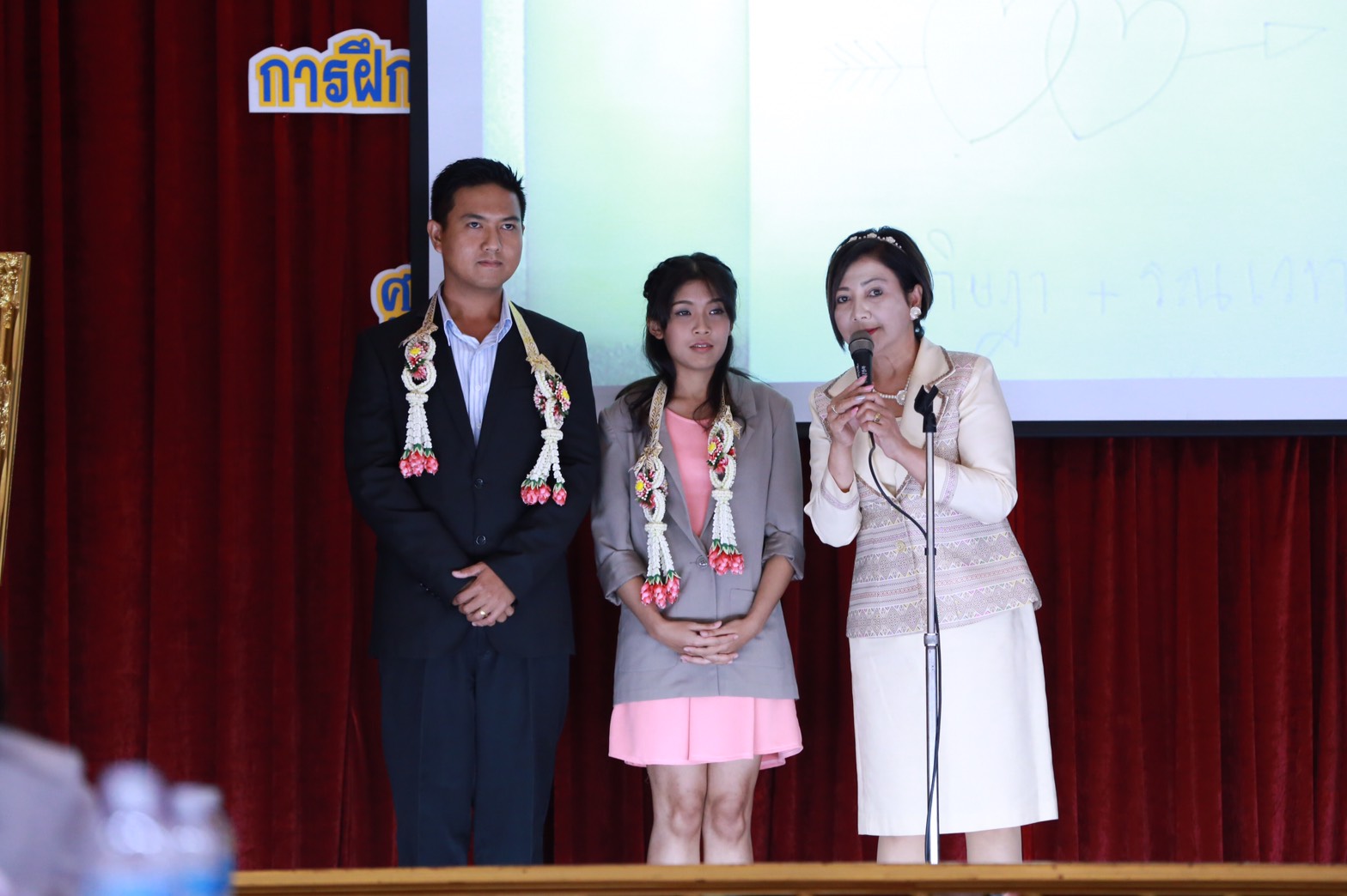 154 สมาคมภริยาฯ ร่วมกับสถาบันกันตะบุตร ได้จัดอบรมบุคลิกภาพและการพูด "หลักสูตรการพูดในที่ชุมชนสำหรับผู้บริหาร" ให้กับสมาชิกสมาคมภริยาฯ (คณะกรรมการและสมาชิกข้าราชการในสังกัด สป.รุ่นที่ 1) ณ ห้องเอนกประสงค์ กรมการอุตสาหกรรมทหาร