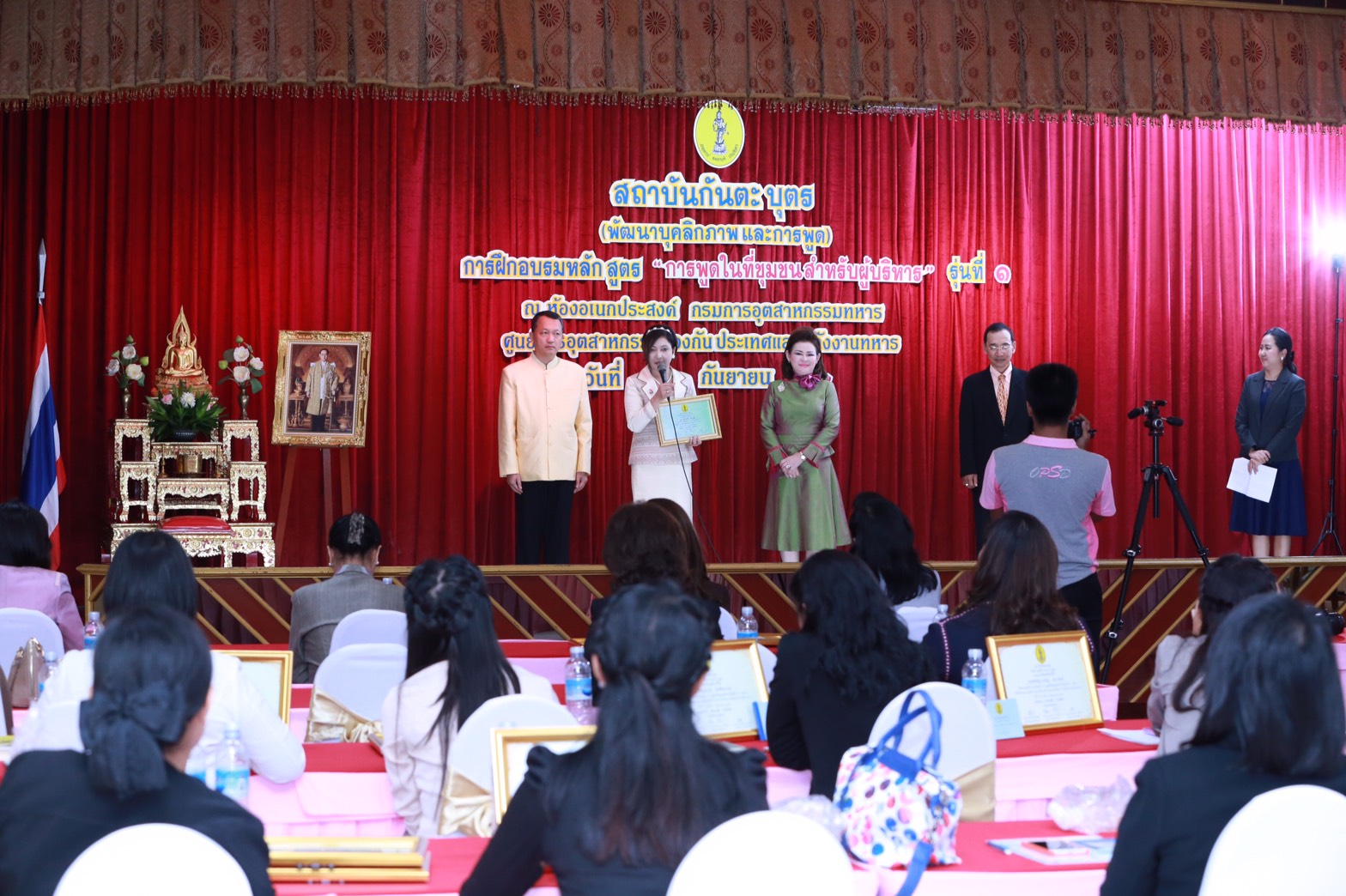 154 สมาคมภริยาฯ ร่วมกับสถาบันกันตะบุตร ได้จัดอบรมบุคลิกภาพและการพูด "หลักสูตรการพูดในที่ชุมชนสำหรับผู้บริหาร" ให้กับสมาชิกสมาคมภริยาฯ (คณะกรรมการและสมาชิกข้าราชการในสังกัด สป.รุ่นที่ 1) ณ ห้องเอนกประสงค์ กรมการอุตสาหกรรมทหาร