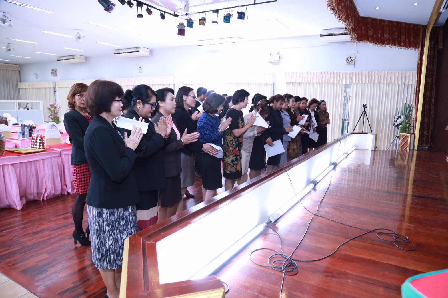 154 สมาคมภริยาฯ ร่วมกับสถาบันกันตะบุตร ได้จัดอบรมบุคลิกภาพและการพูด "หลักสูตรการพูดในที่ชุมชนสำหรับผู้บริหาร" ให้กับสมาชิกสมาคมภริยาฯ (คณะกรรมการและสมาชิกข้าราชการในสังกัด สป.รุ่นที่ 1) ณ ห้องเอนกประสงค์ กรมการอุตสาหกรรมทหาร