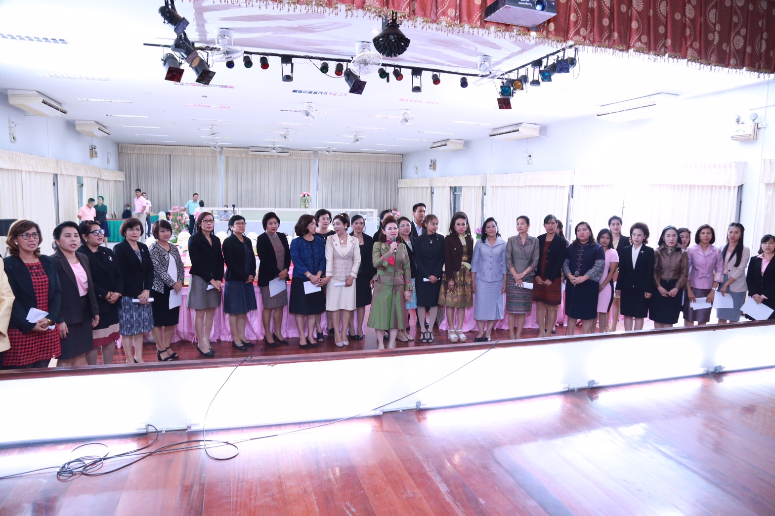 154 สมาคมภริยาฯ ร่วมกับสถาบันกันตะบุตร ได้จัดอบรมบุคลิกภาพและการพูด "หลักสูตรการพูดในที่ชุมชนสำหรับผู้บริหาร" ให้กับสมาชิกสมาคมภริยาฯ (คณะกรรมการและสมาชิกข้าราชการในสังกัด สป.รุ่นที่ 1) ณ ห้องเอนกประสงค์ กรมการอุตสาหกรรมทหาร