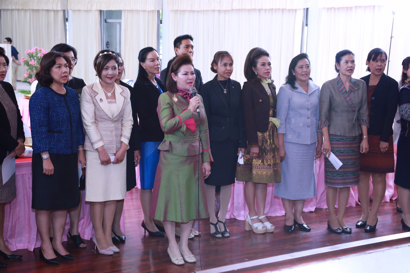 154 สมาคมภริยาฯ ร่วมกับสถาบันกันตะบุตร ได้จัดอบรมบุคลิกภาพและการพูด "หลักสูตรการพูดในที่ชุมชนสำหรับผู้บริหาร" ให้กับสมาชิกสมาคมภริยาฯ (คณะกรรมการและสมาชิกข้าราชการในสังกัด สป.รุ่นที่ 1) ณ ห้องเอนกประสงค์ กรมการอุตสาหกรรมทหาร