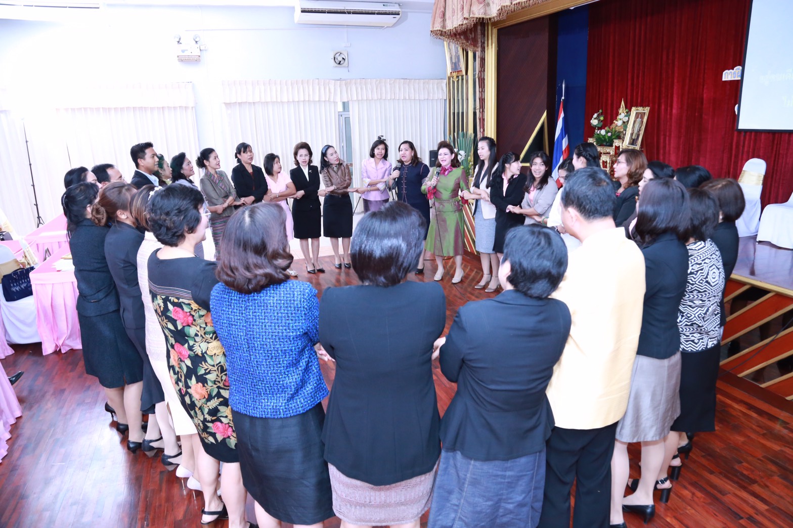 154 สมาคมภริยาฯ ร่วมกับสถาบันกันตะบุตร ได้จัดอบรมบุคลิกภาพและการพูด "หลักสูตรการพูดในที่ชุมชนสำหรับผู้บริหาร" ให้กับสมาชิกสมาคมภริยาฯ (คณะกรรมการและสมาชิกข้าราชการในสังกัด สป.รุ่นที่ 1) ณ ห้องเอนกประสงค์ กรมการอุตสาหกรรมทหาร