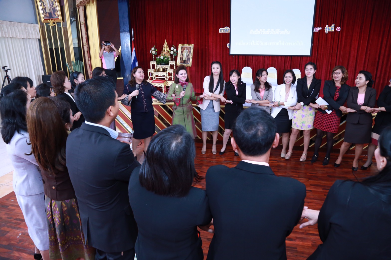 154 สมาคมภริยาฯ ร่วมกับสถาบันกันตะบุตร ได้จัดอบรมบุคลิกภาพและการพูด "หลักสูตรการพูดในที่ชุมชนสำหรับผู้บริหาร" ให้กับสมาชิกสมาคมภริยาฯ (คณะกรรมการและสมาชิกข้าราชการในสังกัด สป.รุ่นที่ 1) ณ ห้องเอนกประสงค์ กรมการอุตสาหกรรมทหาร