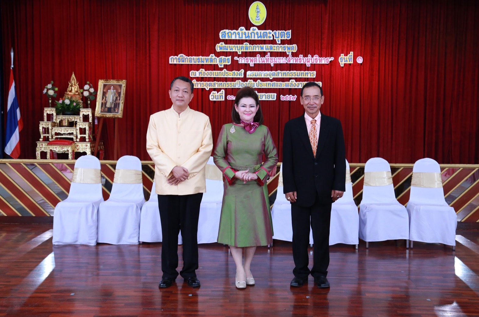154 สมาคมภริยาฯ ร่วมกับสถาบันกันตะบุตร ได้จัดอบรมบุคลิกภาพและการพูด "หลักสูตรการพูดในที่ชุมชนสำหรับผู้บริหาร" ให้กับสมาชิกสมาคมภริยาฯ (คณะกรรมการและสมาชิกข้าราชการในสังกัด สป.รุ่นที่ 1) ณ ห้องเอนกประสงค์ กรมการอุตสาหกรรมทหาร