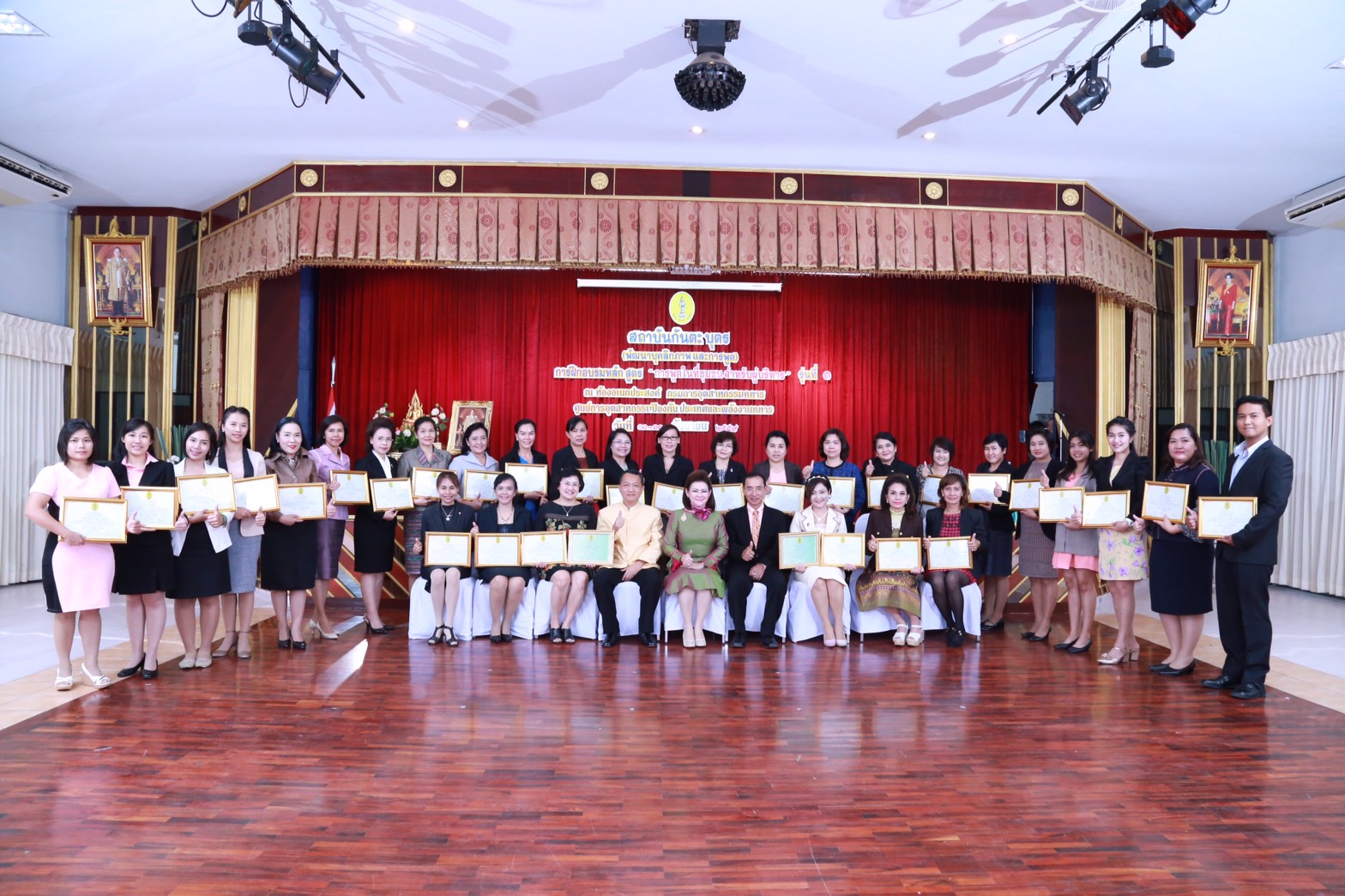 154 สมาคมภริยาฯ ร่วมกับสถาบันกันตะบุตร ได้จัดอบรมบุคลิกภาพและการพูด "หลักสูตรการพูดในที่ชุมชนสำหรับผู้บริหาร" ให้กับสมาชิกสมาคมภริยาฯ (คณะกรรมการและสมาชิกข้าราชการในสังกัด สป.รุ่นที่ 1) ณ ห้องเอนกประสงค์ กรมการอุตสาหกรรมทหาร