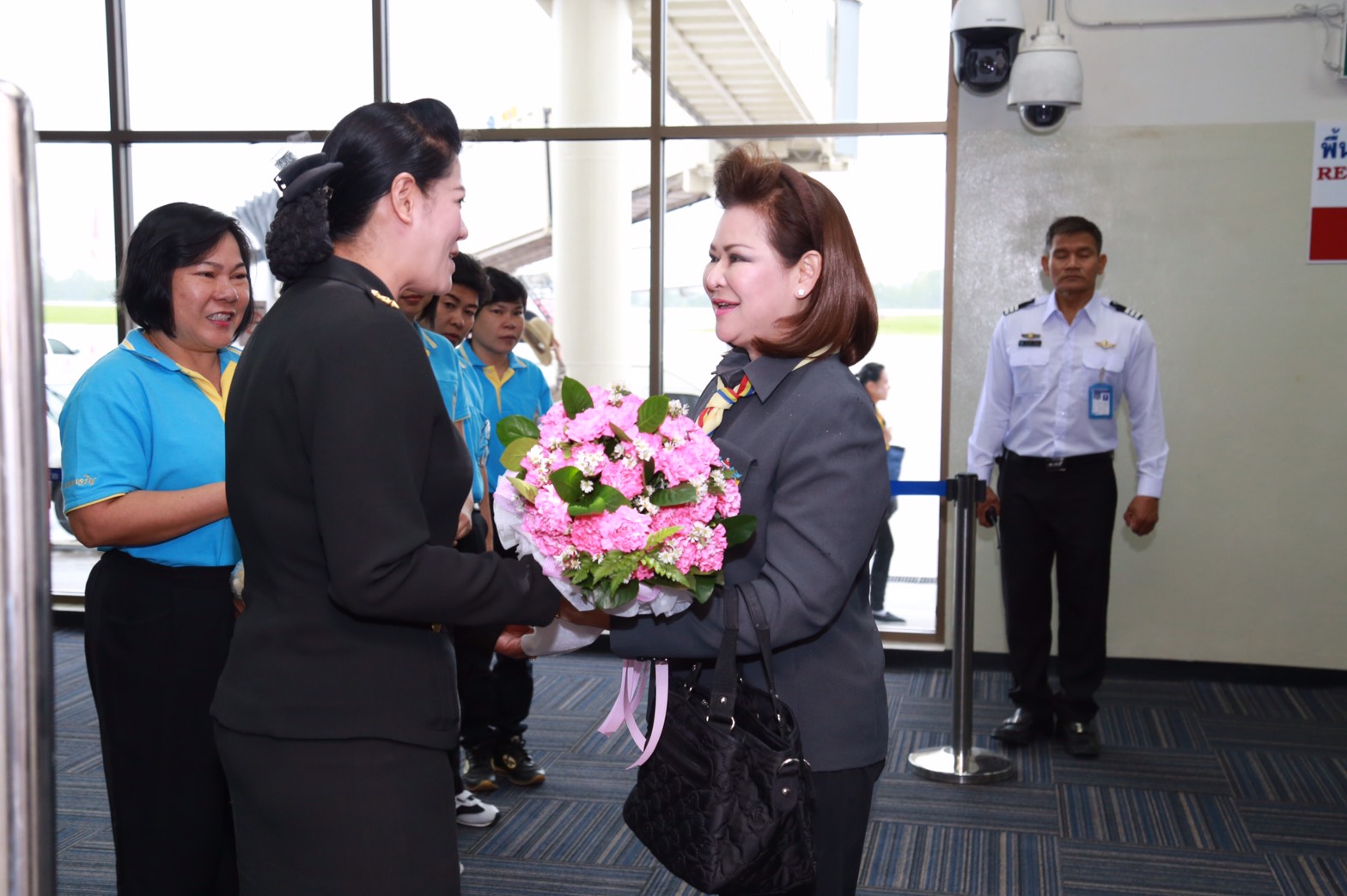 156 นายกสมาคมภริยาฯ นำคณะกรรมการสมาคมภริยาฯ เดินทางเข้า ตรวจเยี่ยมศูนย์พัฒนาปิโตเลียมภาคเหนือกรมการพลังงานทหาร พร้อมทั้งร่วมกิจกรรมปลูกต้นไม้และมอบฝายชะลอน้ำ