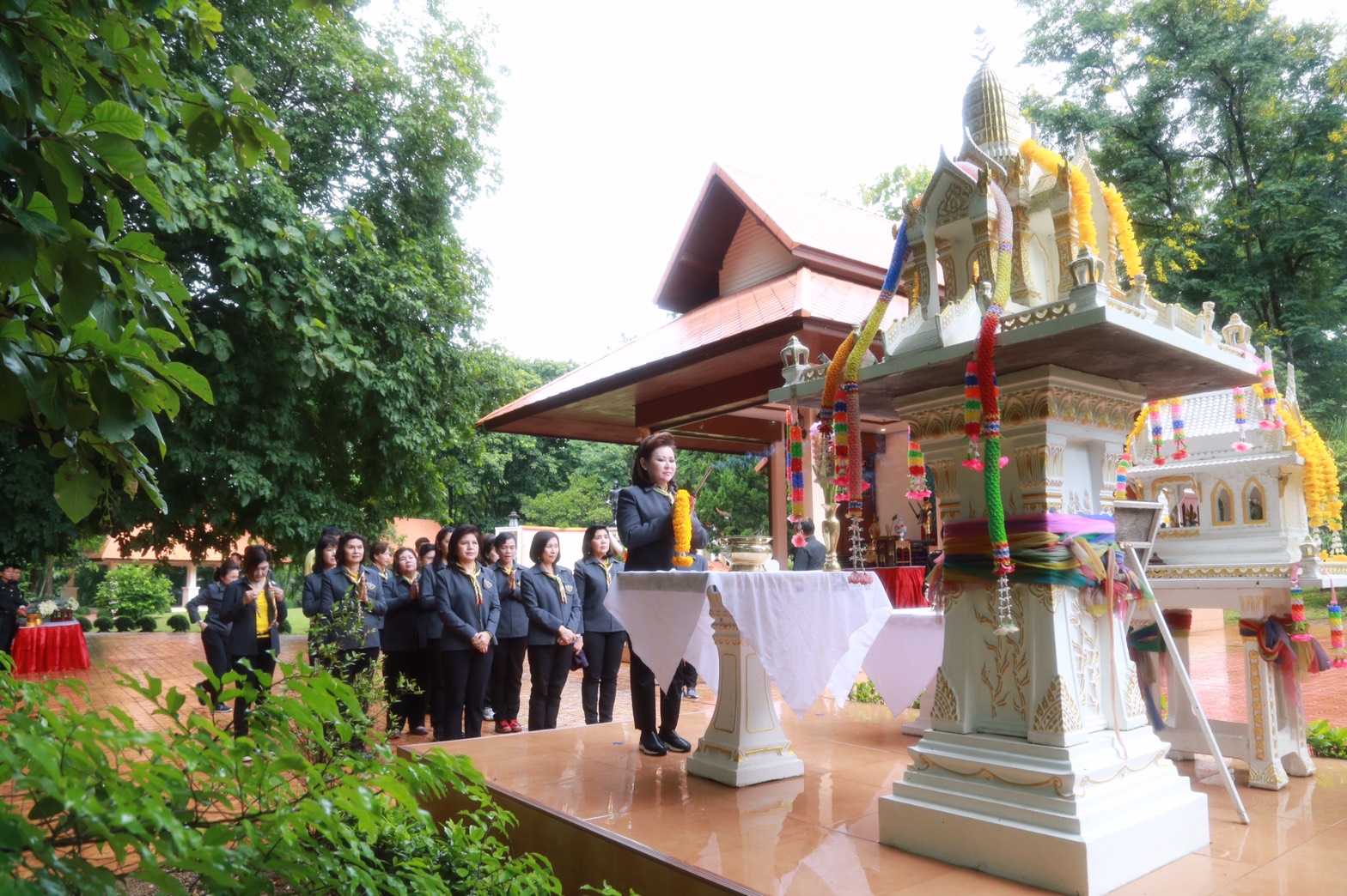 158 นายกสมาคมภริยาฯ นำคณะกรรมการสมาคมภริยาฯ สักการะศาลเจ้าพ่อข้อมือเหล็ก อ.ฝาง จ.เชียงใหม่