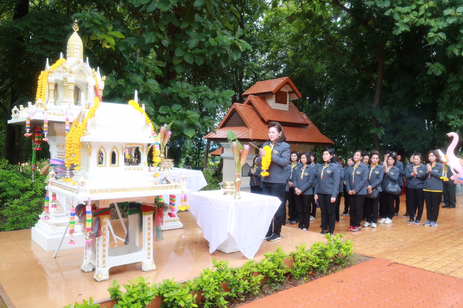 158 นายกสมาคมภริยาฯ นำคณะกรรมการสมาคมภริยาฯ สักการะศาลเจ้าพ่อข้อมือเหล็ก อ.ฝาง จ.เชียงใหม่