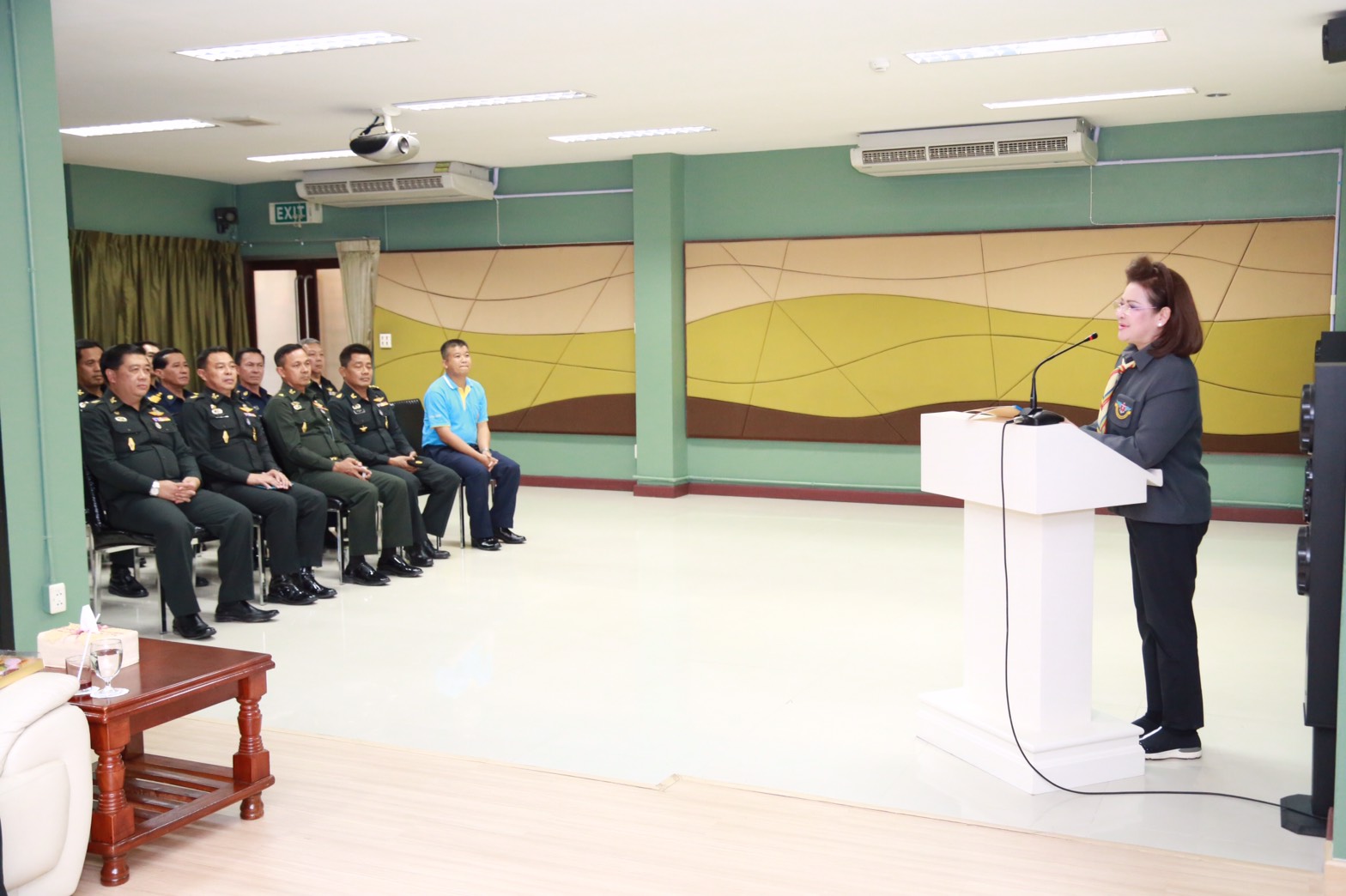 159 นายกสมาคมภริยาฯ นำคณะกรรมการสมาคมภริยาฯ รับฟังการบรรยายสรุปการดำเนินการโครงการ๔+๑ของสมาคมภริยาฯ ของศูนย์พัฒนาปิโตรเลียมภาคเหนือ