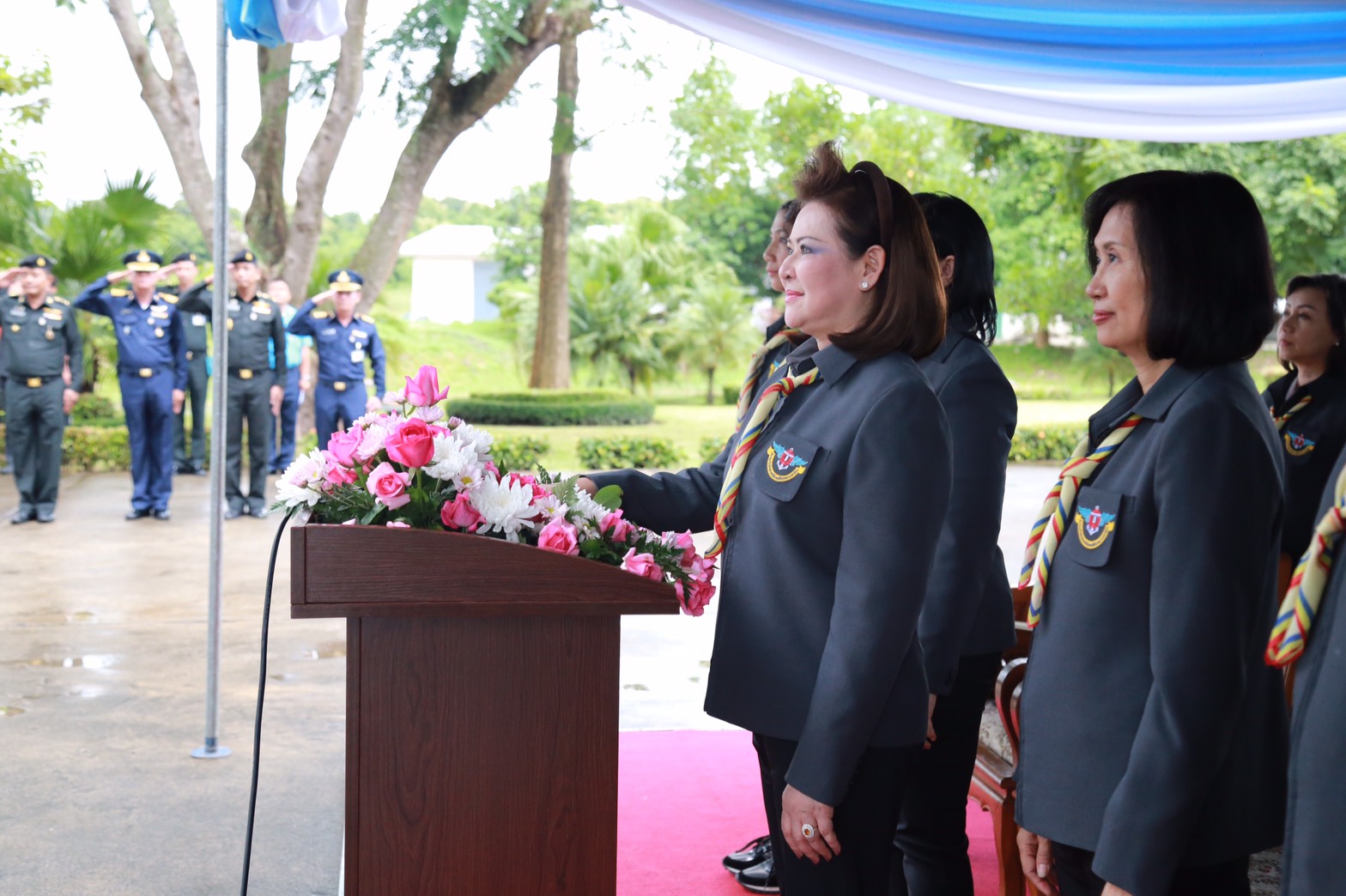 160 นายกสมาคมภริยาฯ เป็นประธานในพิธีเปิดอาคารของใช้ส่วนพระองค์ สมเด็จพระศรีนครินทราบรมราชชนนีพระบาทสมเด็จพระเจ้าอยู่หัวและสมเด็จพระนางเจ้าฯพระบรมราชินีนาถ เมื่อครั้งเสด็จพระราชดำเนินเยี่ยมประชาชนและข้าราชการในพื้นที่ อ.ฝาง จ.เชียงใหม่