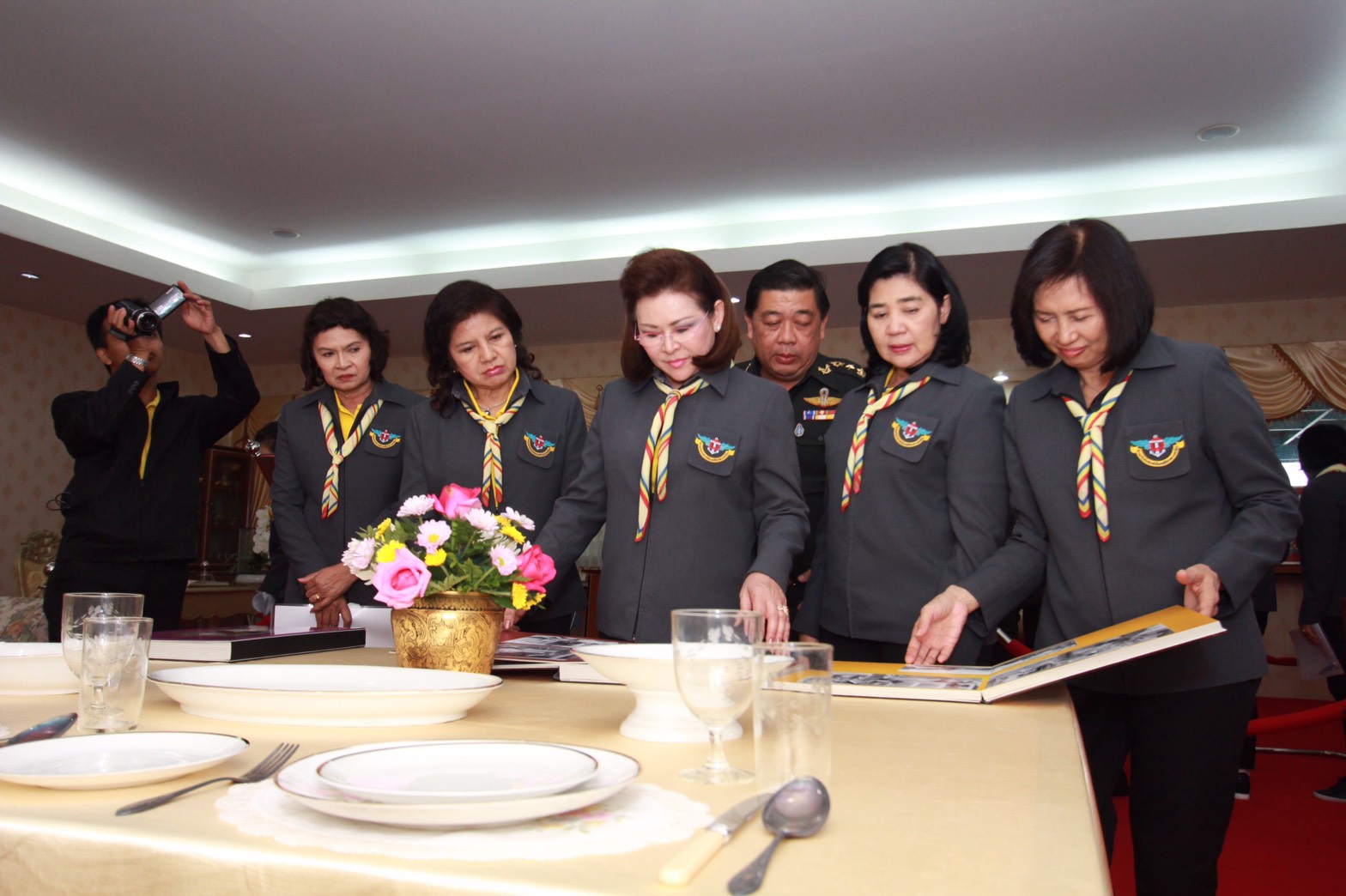 160 นายกสมาคมภริยาฯ เป็นประธานในพิธีเปิดอาคารของใช้ส่วนพระองค์ สมเด็จพระศรีนครินทราบรมราชชนนีพระบาทสมเด็จพระเจ้าอยู่หัวและสมเด็จพระนางเจ้าฯพระบรมราชินีนาถ เมื่อครั้งเสด็จพระราชดำเนินเยี่ยมประชาชนและข้าราชการในพื้นที่ อ.ฝาง จ.เชียงใหม่