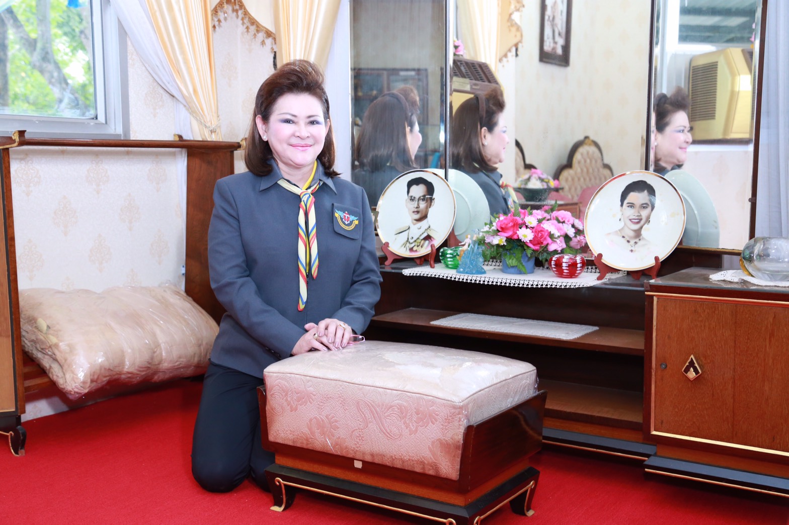 160 นายกสมาคมภริยาฯ เป็นประธานในพิธีเปิดอาคารของใช้ส่วนพระองค์ สมเด็จพระศรีนครินทราบรมราชชนนีพระบาทสมเด็จพระเจ้าอยู่หัวและสมเด็จพระนางเจ้าฯพระบรมราชินีนาถ เมื่อครั้งเสด็จพระราชดำเนินเยี่ยมประชาชนและข้าราชการในพื้นที่ อ.ฝาง จ.เชียงใหม่