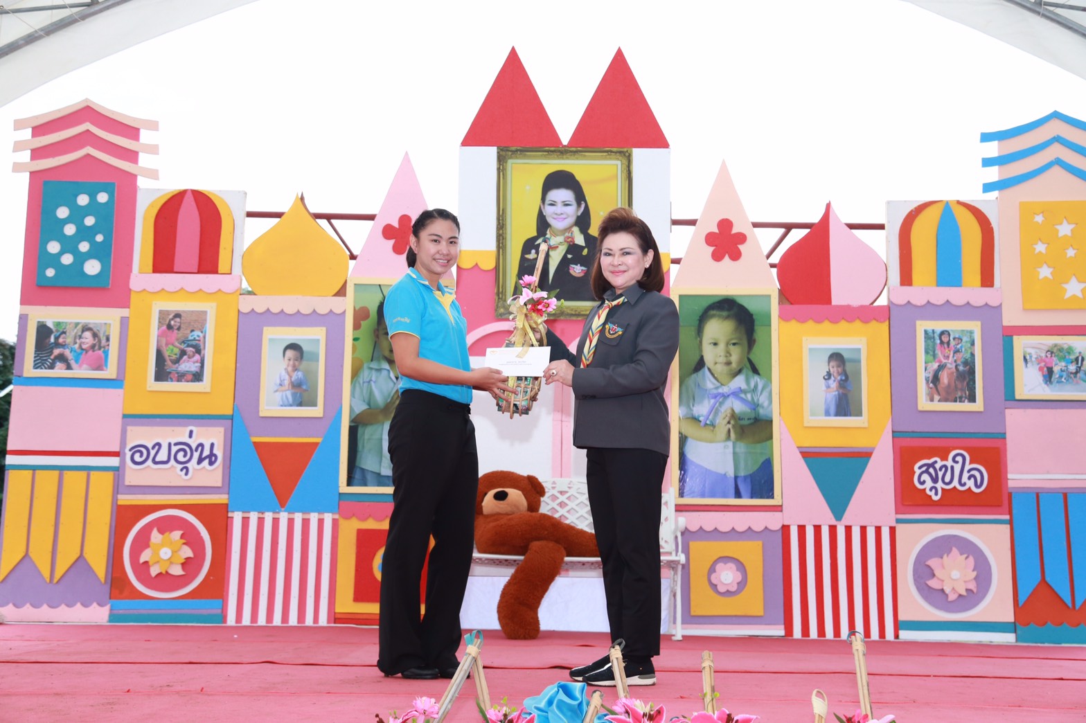 161 นายกสมาคมภริยาฯ นำคณะกรรมการสมาคมภริยาฯ พบปะครอบครัวกำลังพล ตามโครงการครอบครัวอบอุ่นใจ สายใยกำลังพล รักษ์สุขภาพดีมีความสุข ที่ศูนย์พัฒนาปิโตรเลียมภาคเหนือ