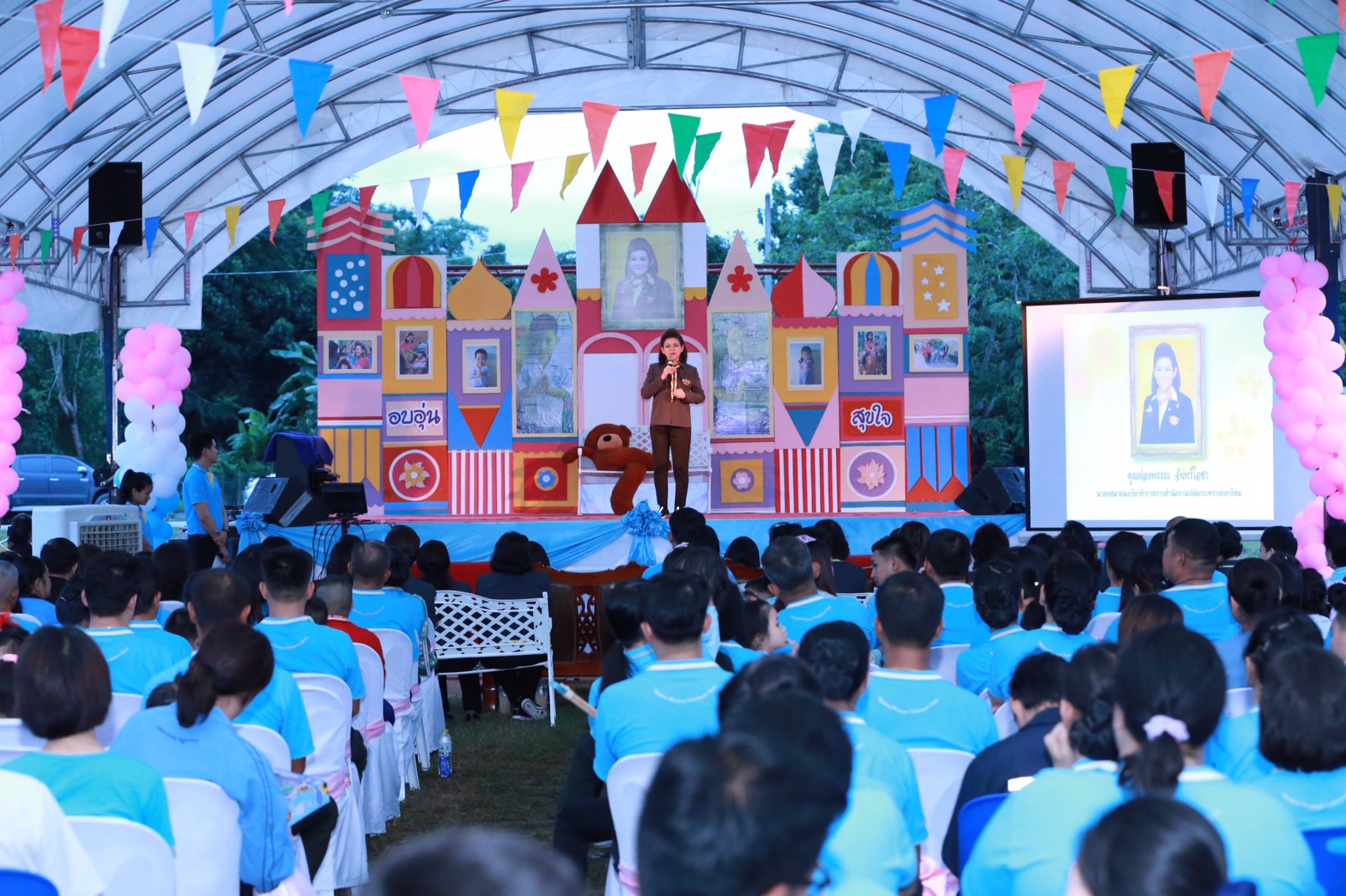 161 นายกสมาคมภริยาฯ นำคณะกรรมการสมาคมภริยาฯ พบปะครอบครัวกำลังพล ตามโครงการครอบครัวอบอุ่นใจ สายใยกำลังพล รักษ์สุขภาพดีมีความสุข ที่ศูนย์พัฒนาปิโตรเลียมภาคเหนือ