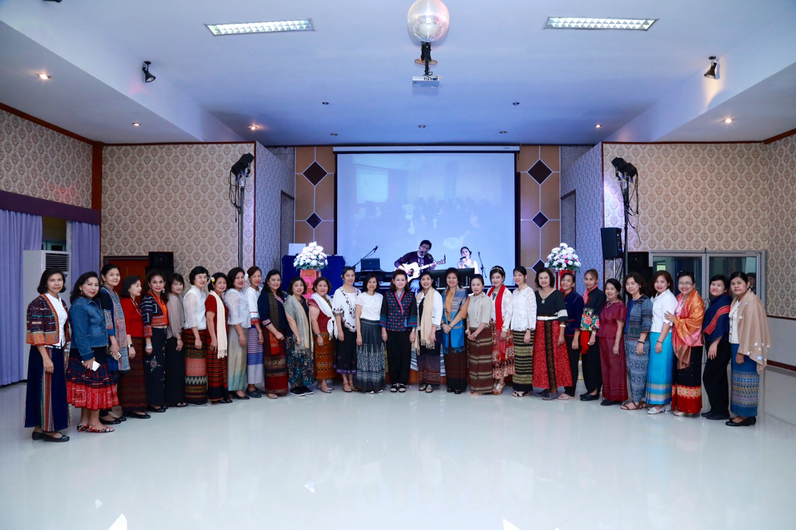 162 นายกสมาคมภริยาฯ นำคณะกรรมการสมาคมภริยาฯ ร่วมงานเลี้ยงในโอกาสเดินทางมาตรวจเยี่ยมโครงการ ๔+๑ ณ.อาคารบุญญะศิริ ศูนย์พัฒนาปิโตรเลียมภาคเหนือ