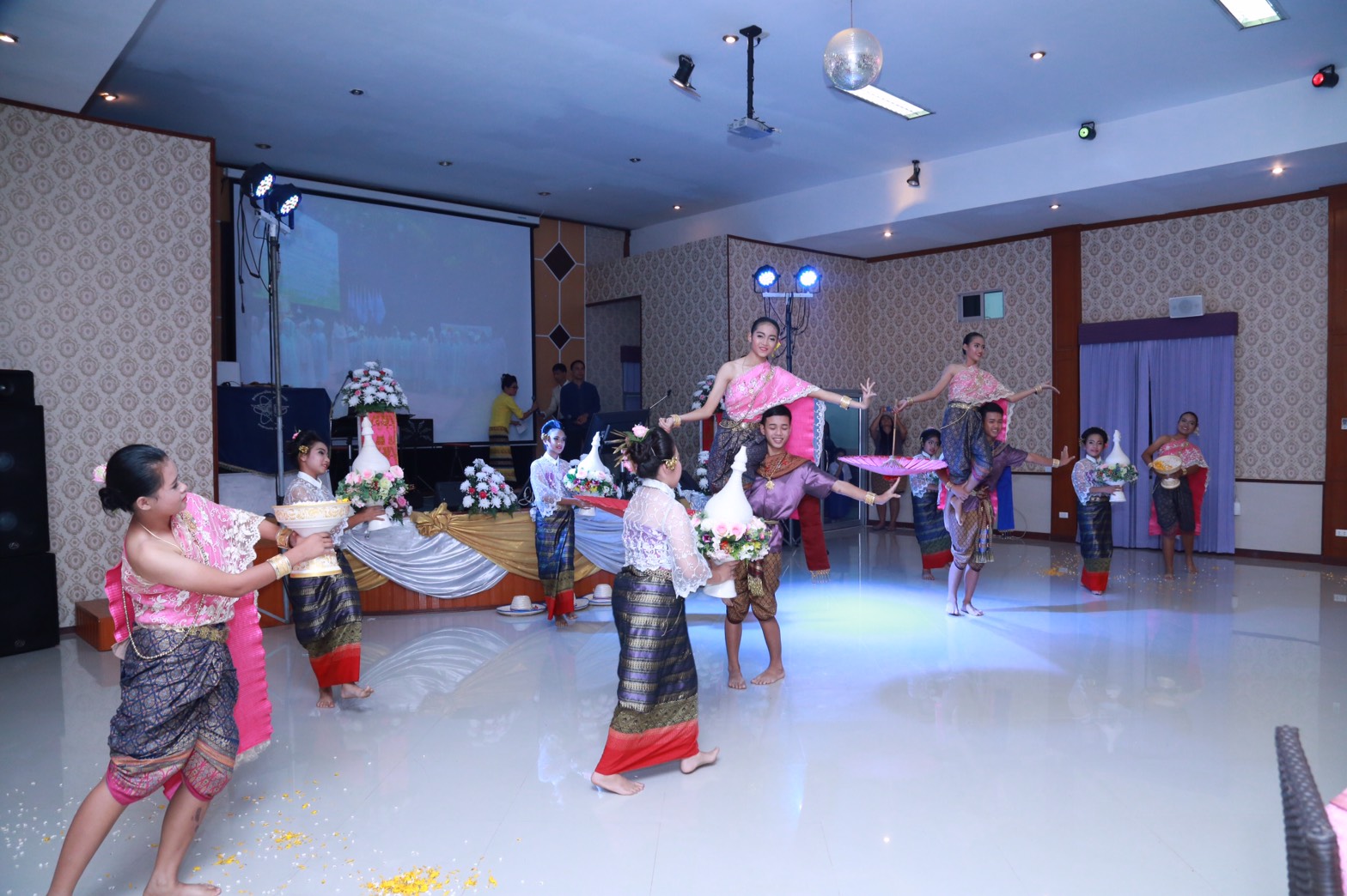 162 นายกสมาคมภริยาฯ นำคณะกรรมการสมาคมภริยาฯ ร่วมงานเลี้ยงในโอกาสเดินทางมาตรวจเยี่ยมโครงการ ๔+๑ ณ.อาคารบุญญะศิริ ศูนย์พัฒนาปิโตรเลียมภาคเหนือ