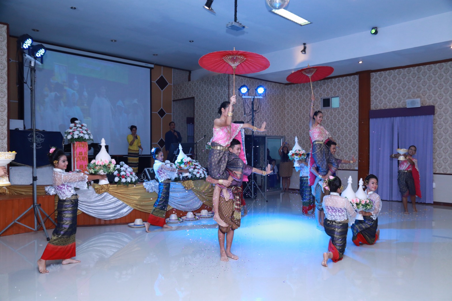 162 นายกสมาคมภริยาฯ นำคณะกรรมการสมาคมภริยาฯ ร่วมงานเลี้ยงในโอกาสเดินทางมาตรวจเยี่ยมโครงการ ๔+๑ ณ.อาคารบุญญะศิริ ศูนย์พัฒนาปิโตรเลียมภาคเหนือ