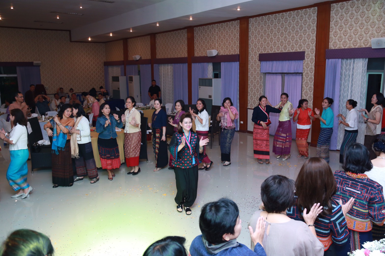 162 นายกสมาคมภริยาฯ นำคณะกรรมการสมาคมภริยาฯ ร่วมงานเลี้ยงในโอกาสเดินทางมาตรวจเยี่ยมโครงการ ๔+๑ ณ.อาคารบุญญะศิริ ศูนย์พัฒนาปิโตรเลียมภาคเหนือ