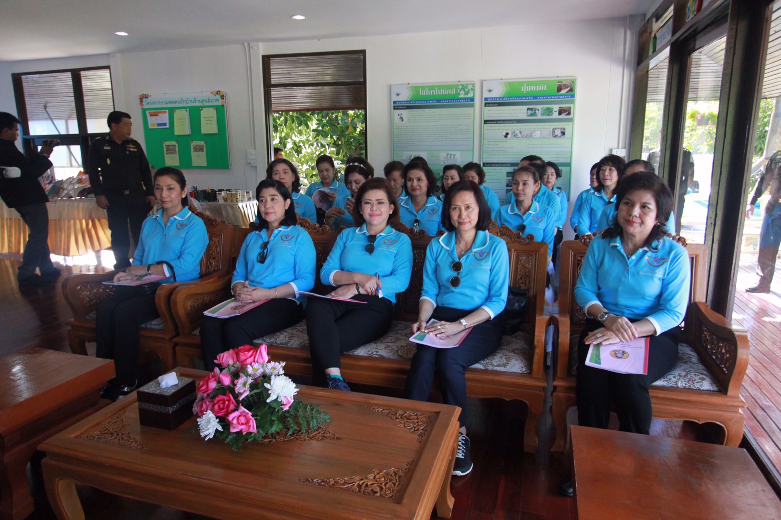 163 นายกสมาคมภริยาฯ นำคณะกรรมการสมาคมภริยาฯ ตรวจเยี่ยม "โครงการรวมพลคนรักบ้าน ร้านศูนย์บาท" ของศูนย์พัฒนาปิโตรเลียมภาคเหนือ