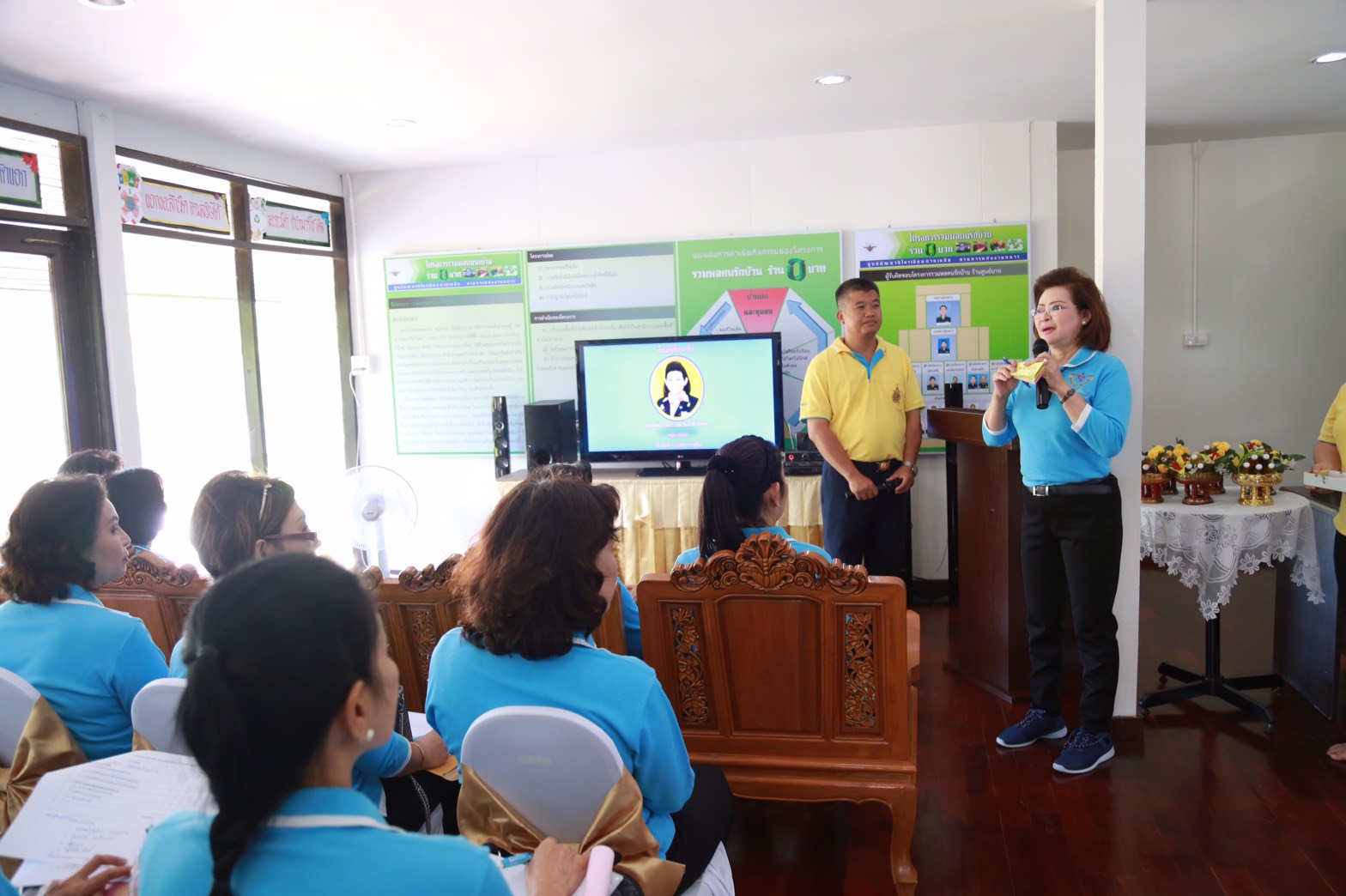 163 นายกสมาคมภริยาฯ นำคณะกรรมการสมาคมภริยาฯ ตรวจเยี่ยม "โครงการรวมพลคนรักบ้าน ร้านศูนย์บาท" ของศูนย์พัฒนาปิโตรเลียมภาคเหนือ