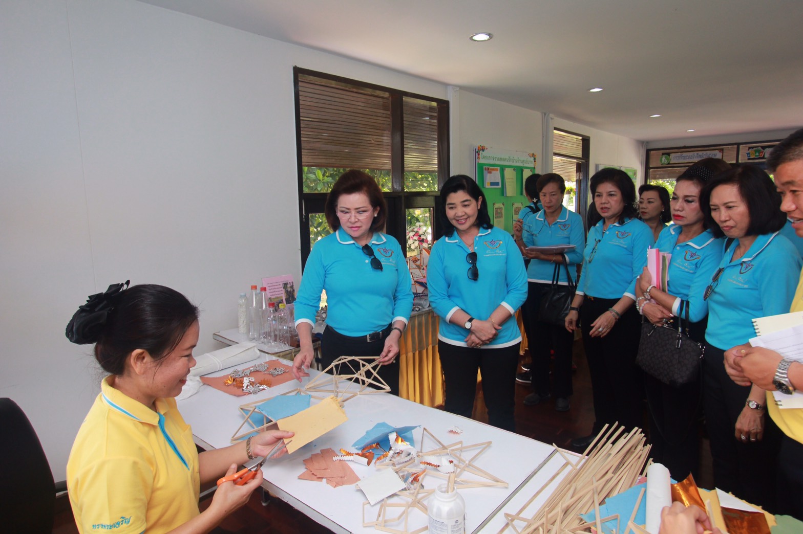 163 นายกสมาคมภริยาฯ นำคณะกรรมการสมาคมภริยาฯ ตรวจเยี่ยม "โครงการรวมพลคนรักบ้าน ร้านศูนย์บาท" ของศูนย์พัฒนาปิโตรเลียมภาคเหนือ