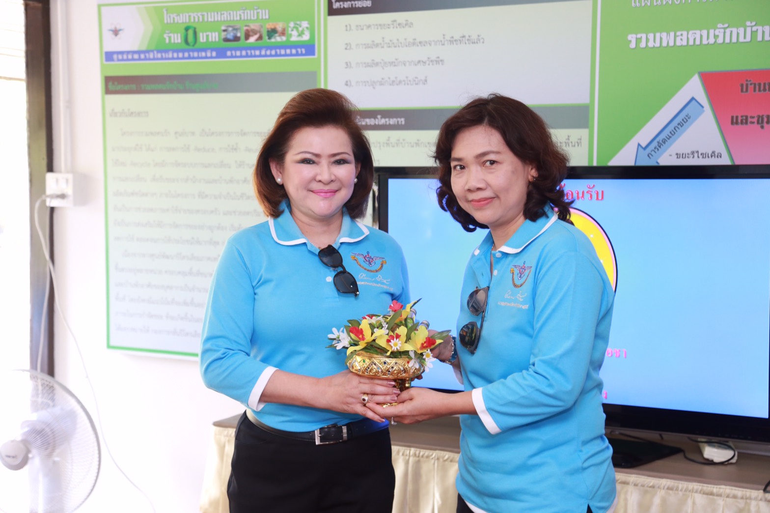 163 นายกสมาคมภริยาฯ นำคณะกรรมการสมาคมภริยาฯ ตรวจเยี่ยม "โครงการรวมพลคนรักบ้าน ร้านศูนย์บาท" ของศูนย์พัฒนาปิโตรเลียมภาคเหนือ