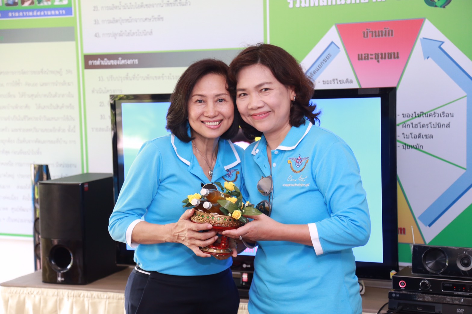163 นายกสมาคมภริยาฯ นำคณะกรรมการสมาคมภริยาฯ ตรวจเยี่ยม "โครงการรวมพลคนรักบ้าน ร้านศูนย์บาท" ของศูนย์พัฒนาปิโตรเลียมภาคเหนือ
