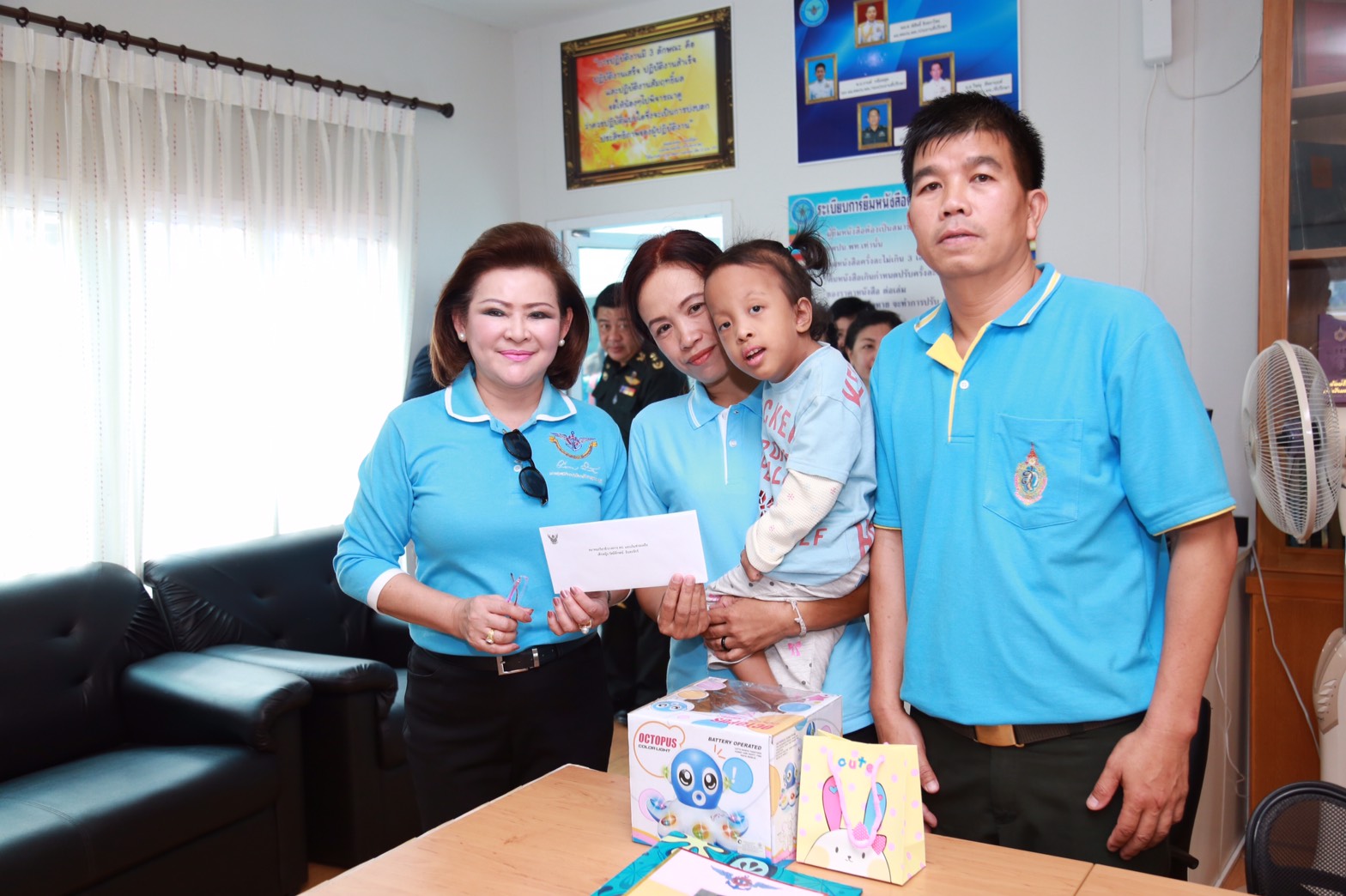 165 นายกสมาคมภริยาฯ นำคณะกรรมการสมาคมฯ เยี่ยมชมโครงการ "ศูนย์ส่งเสริมความรู้สู่อนาคต" และ โครงการ "สานรักสานฝันรางวัลแด่น้อง" ของศูนย์พัฒนาปิโตรเลียมภาคเหนือ