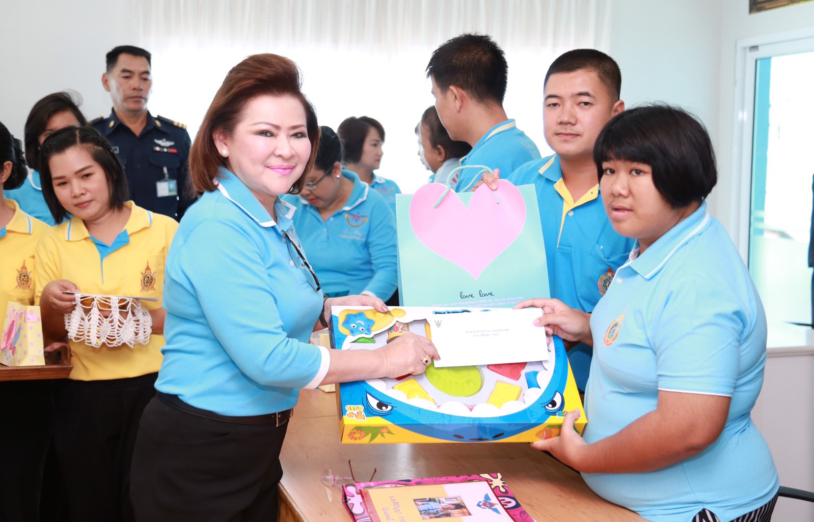 165 นายกสมาคมภริยาฯ นำคณะกรรมการสมาคมฯ เยี่ยมชมโครงการ "ศูนย์ส่งเสริมความรู้สู่อนาคต" และ โครงการ "สานรักสานฝันรางวัลแด่น้อง" ของศูนย์พัฒนาปิโตรเลียมภาคเหนือ