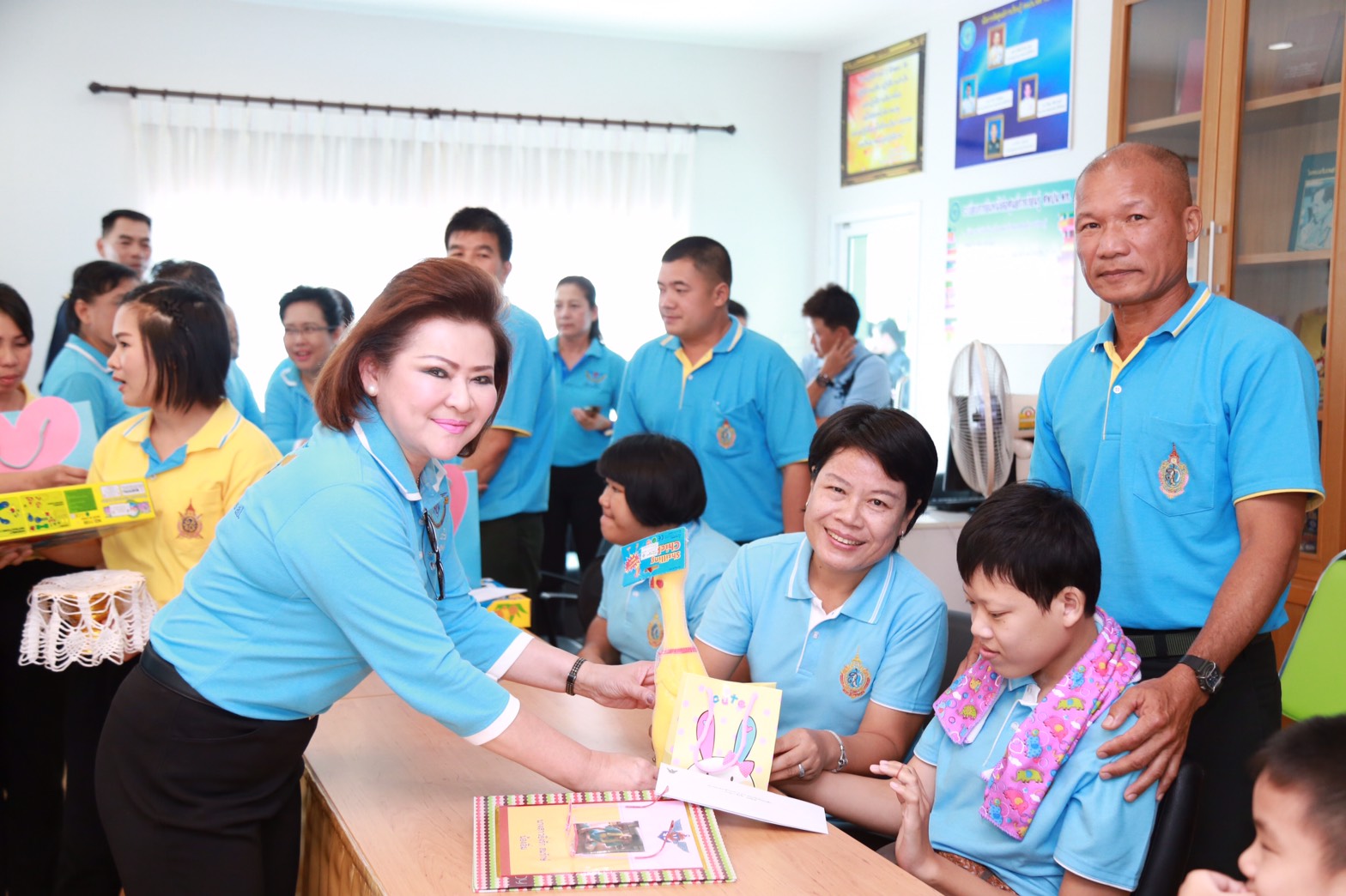 165 นายกสมาคมภริยาฯ นำคณะกรรมการสมาคมฯ เยี่ยมชมโครงการ "ศูนย์ส่งเสริมความรู้สู่อนาคต" และ โครงการ "สานรักสานฝันรางวัลแด่น้อง" ของศูนย์พัฒนาปิโตรเลียมภาคเหนือ