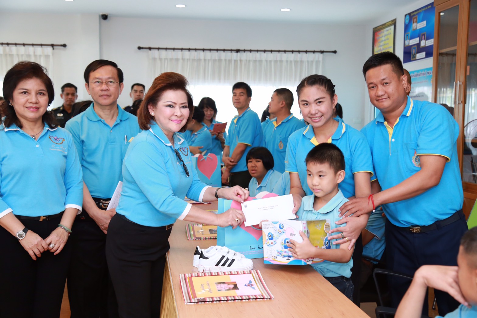 165 นายกสมาคมภริยาฯ นำคณะกรรมการสมาคมฯ เยี่ยมชมโครงการ "ศูนย์ส่งเสริมความรู้สู่อนาคต" และ โครงการ "สานรักสานฝันรางวัลแด่น้อง" ของศูนย์พัฒนาปิโตรเลียมภาคเหนือ